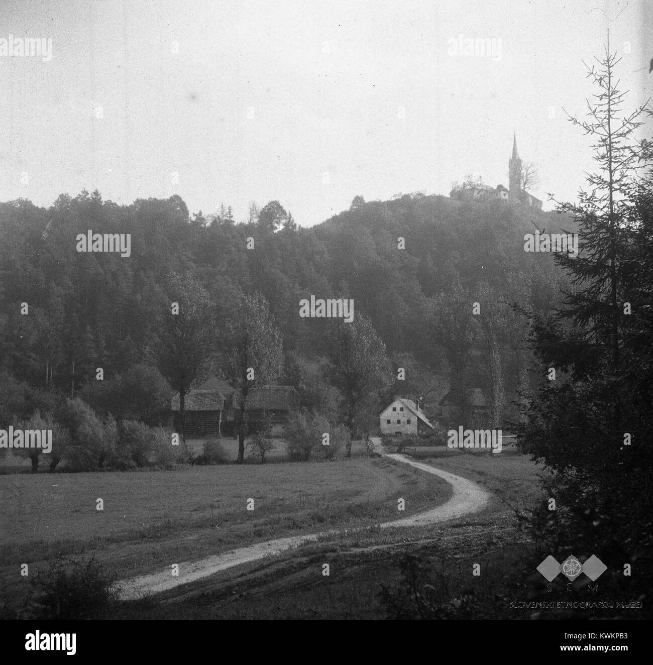 Una fotografia del 1951 di "Ribška gmajna" sotto Žalostna Gora, Slovenia, che documenta il sito in cui un asilo locale ha operato fino al 1908, riflettendo la storia dell'educazione della comunità. Foto Stock