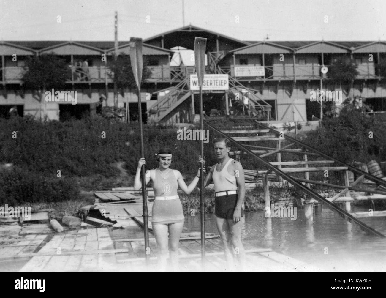 Una fotografia storica che mostra la casa per le barche Weiser e i cottage per le vacanze lungo il Duna Row a Újpest, Ungheria, raffigurante il tempo libero e l'architettura sul lungofiume dei primi anni del XX secolo. Foto Stock