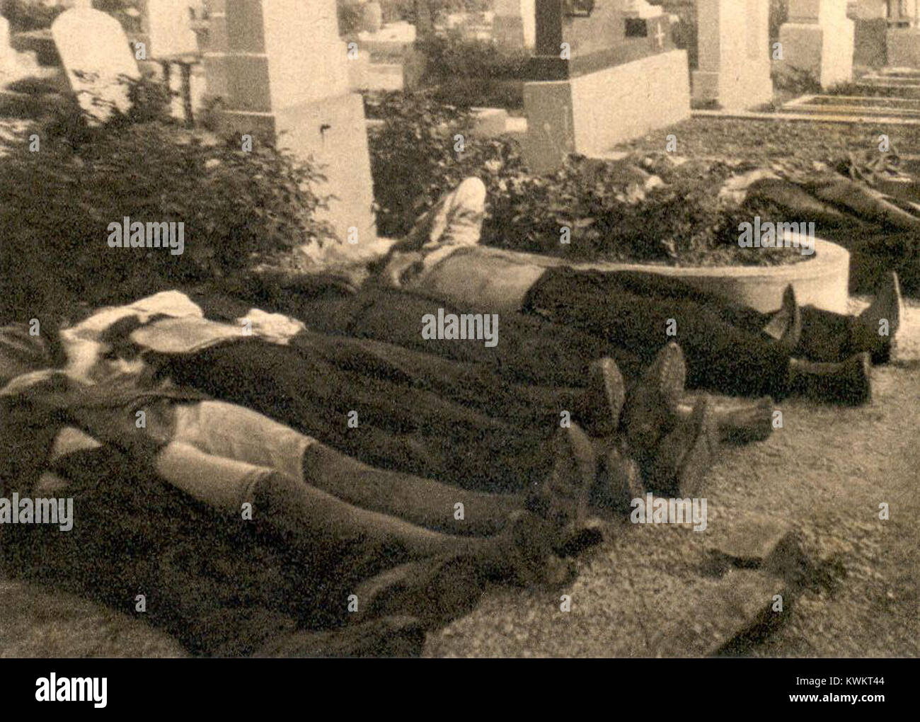 Questa immagine raffigura le vittime di un cimitero di Vicu, probabilmente una fotografia storica o commemorativa che cattura l'impatto della guerra o del conflitto nella regione. Foto Stock