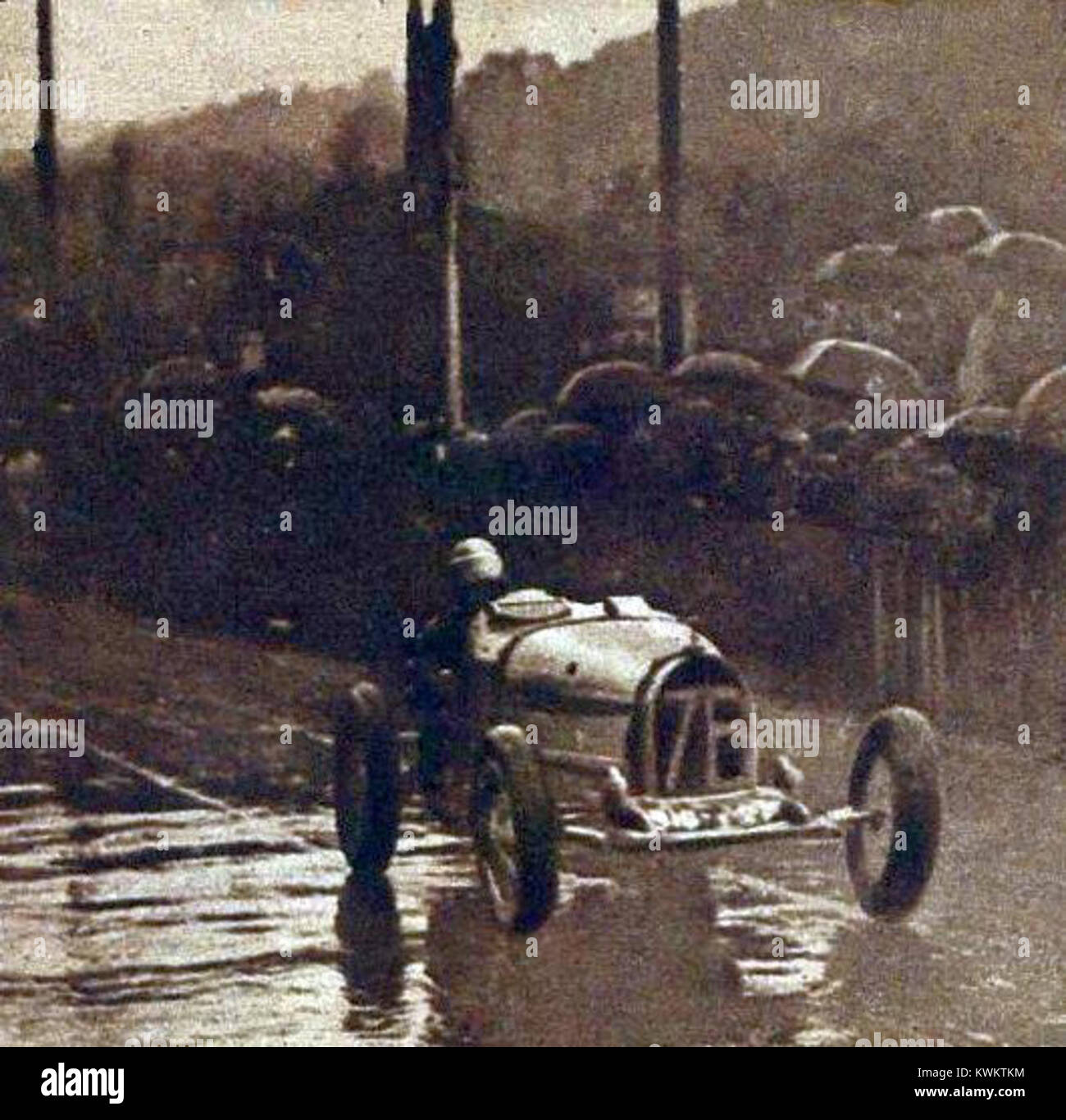 Fotografia di Janine Jennky che celebra la sua vittoria alla gara di Gometz-le-Châtel nell'ottobre 1928, mostrando l'atleta in condizioni di pioggia, segnando un evento notevole nelle prime gare automobilistiche femminili. Foto Stock
