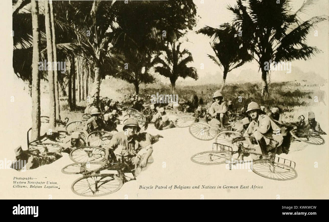 Una fotografia del 1919 che mostra le truppe belghe che pattugliano l'Africa orientale tedesca durante la prima guerra mondiale, illustra le operazioni militari europee nella campagna africana e l'impatto del conflitto coloniale sulle regioni locali. Foto Stock