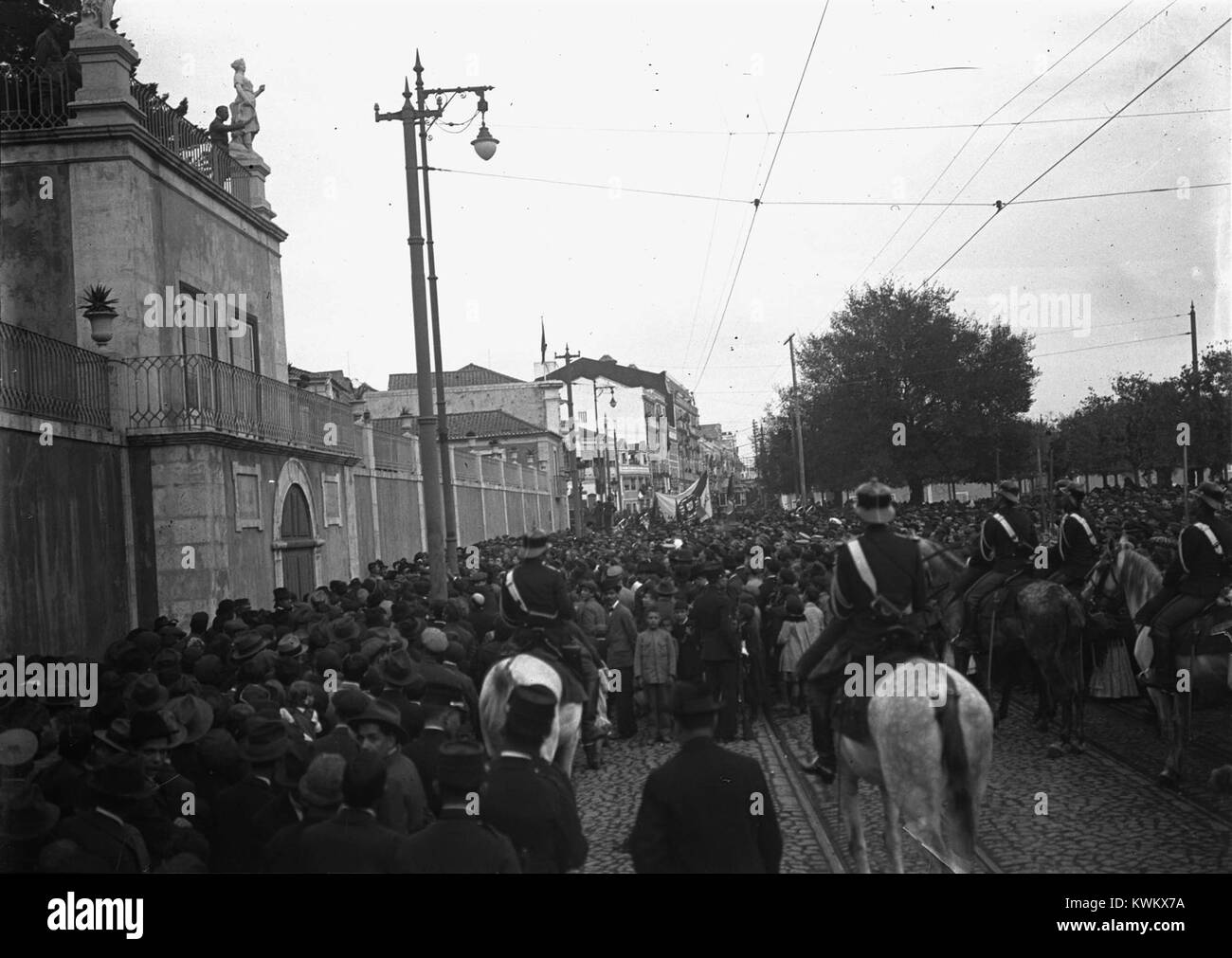 Una fotografia storica che mostra Sidónio Pais che si rivolge ad una folla da un balcone del Palazzo Belém in Portogallo, leggendo un telegramma del re d'Inghilterra. Foto Stock