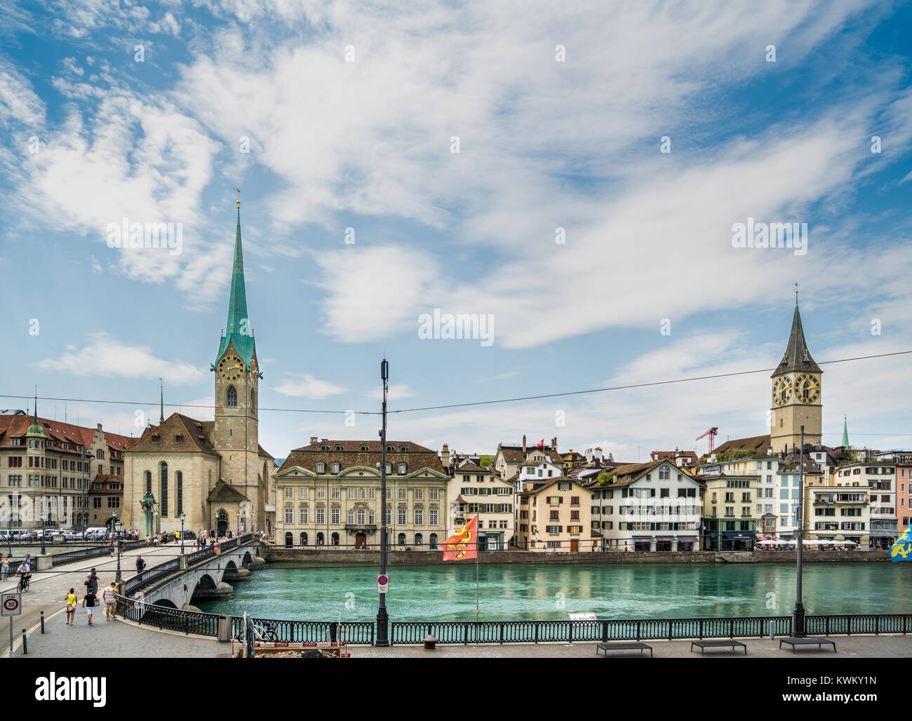 Vista su Fraumünster e San Pietro chiese sulla Limmat. Zurich, Svizzera Foto Stock