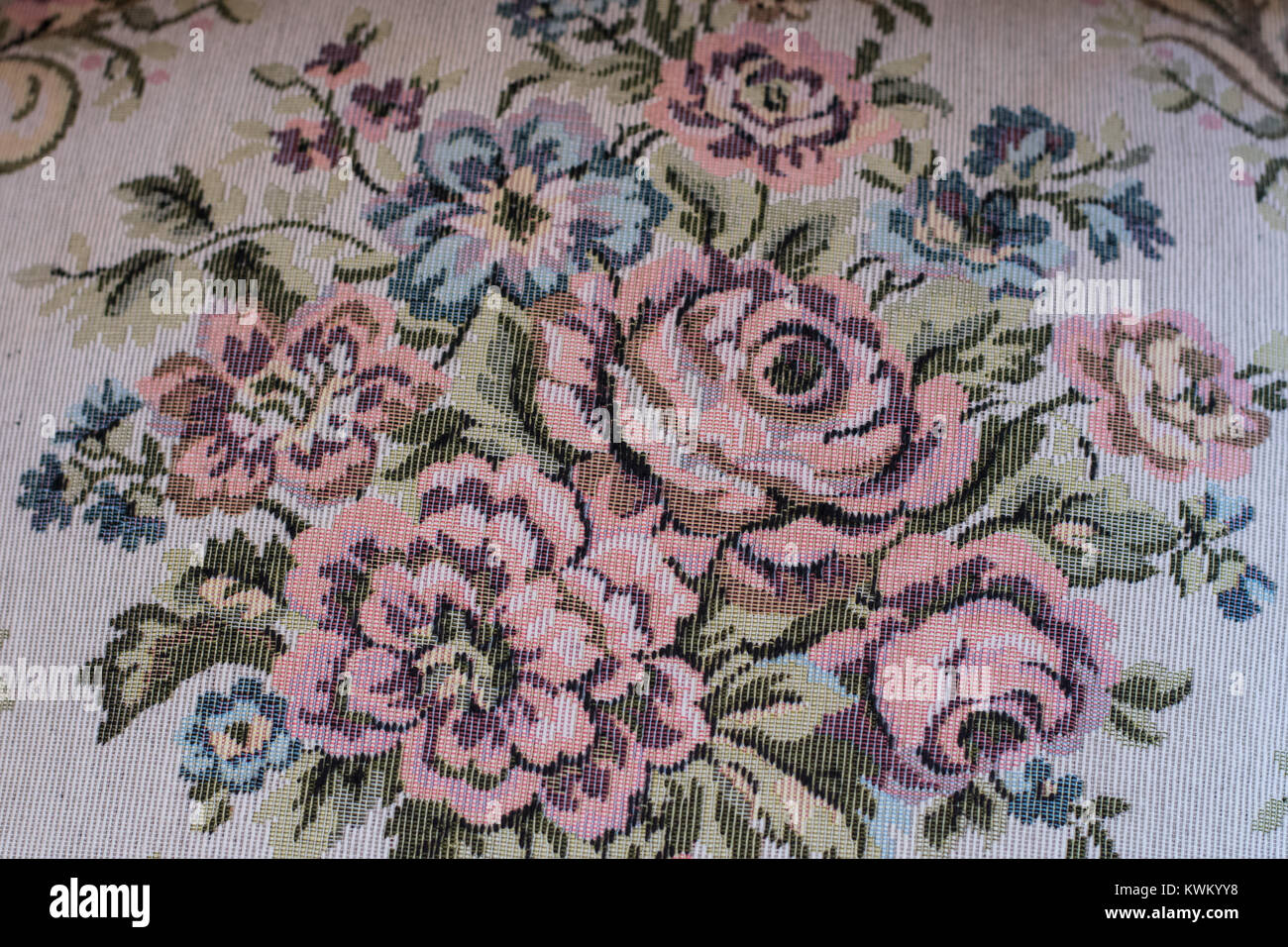 Arazzo di pattern fiorito con Rose in rosa, blu e verde Foto Stock