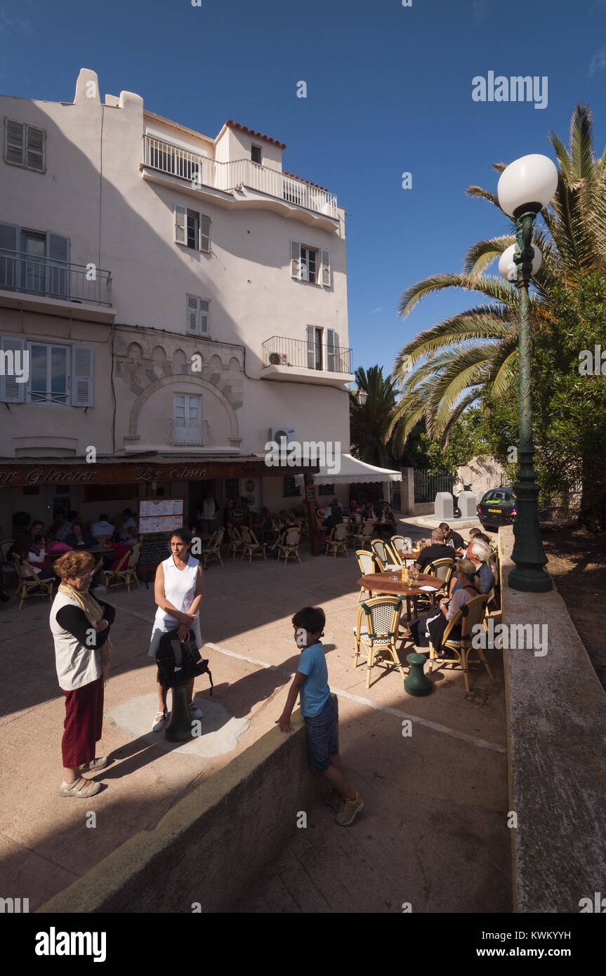 Francia, Corsica, Bonifacio, La Ville Haute, Città Alta scena di strada con persone Foto Stock