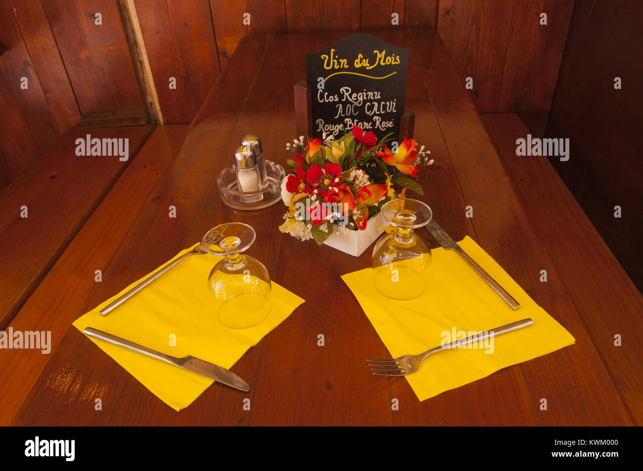 Francia, Corsica, Bonifacio, La Ville Haute, Città Alta, ristorante Impostazione tabella Foto Stock