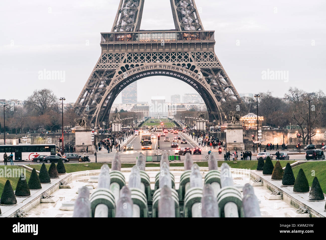 Giardino Formale di fronte alla Torre Eiffel in città Foto Stock