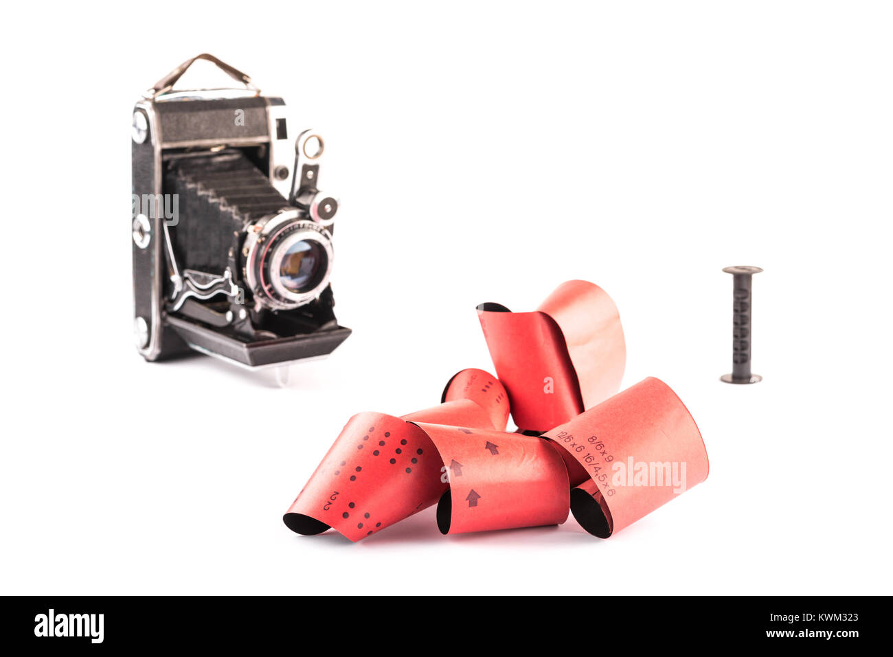 120 pellicola di medio formato fotocamere retrò su sfondo bianco con ombre, sfocata vintage fotocamere con lo stelo in plastica su sfondo, aste, un hobby Foto Stock