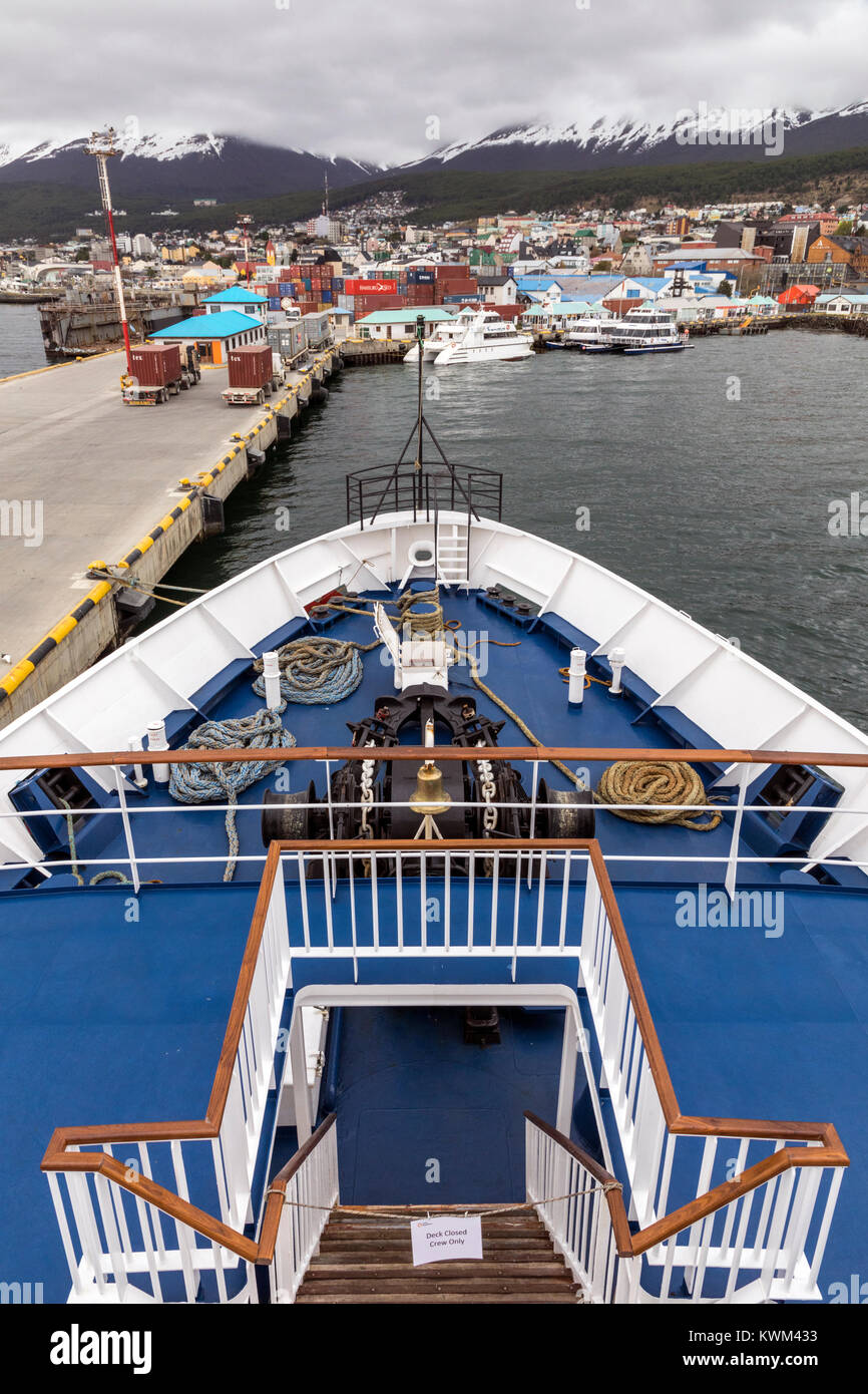 Vista di prua; nave passeggeri Ocean Adventurer ancorata in Ushuaia, Argentina; lungo il tragitto per l'antartide Foto Stock