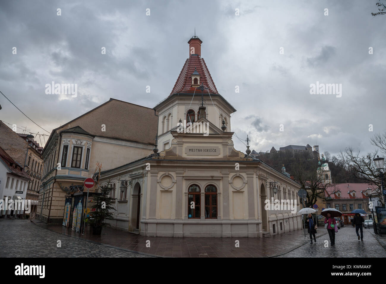 LJUBLJANA, Slovenia - 15 dicembre 2017: pedoni a piedi nella zona pedonale del centro storico della città di Lubiana, capitale della Slovenia. Il Foto Stock