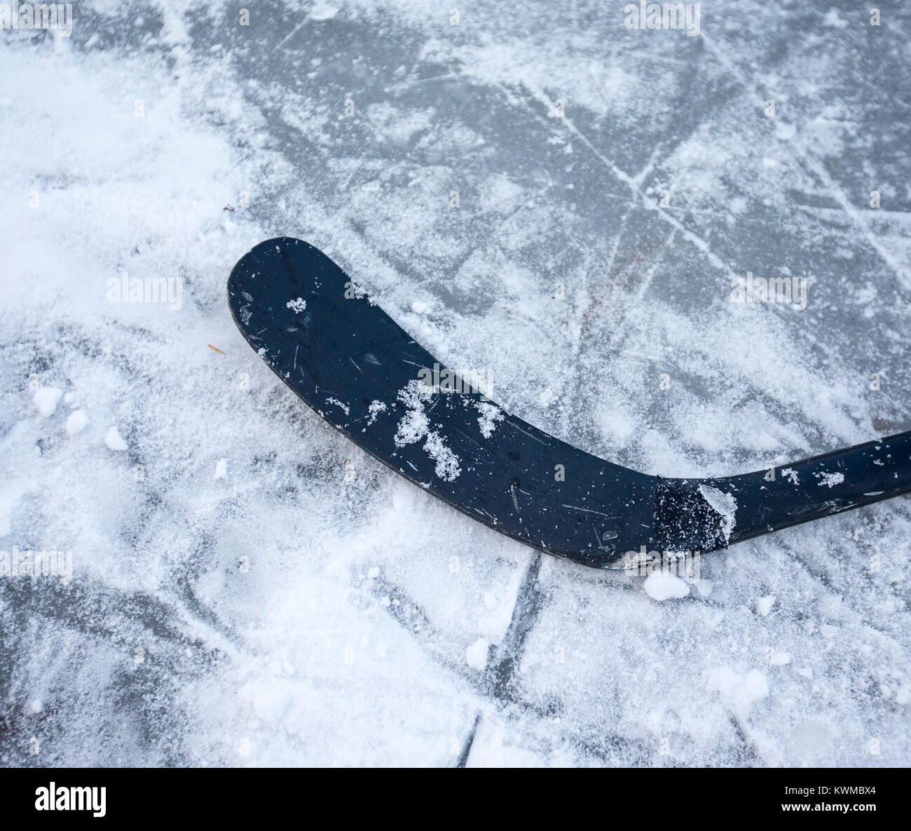 Un bastone da hockey su ghiaccio su un laghetto ghiacciato Foto Stock