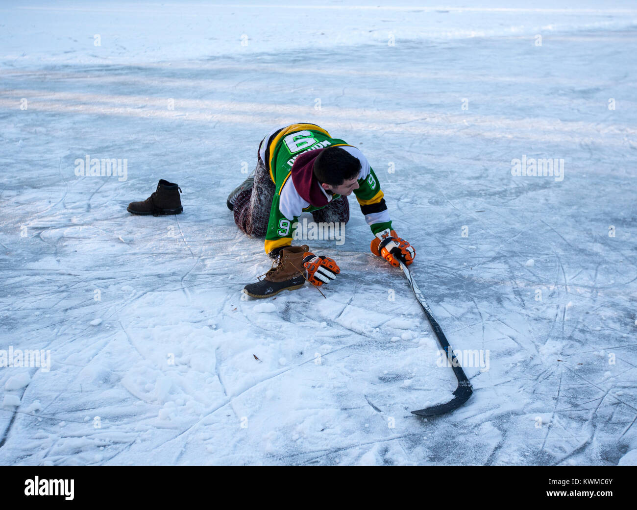 Hockey su ghiaccio su un laghetto congelato Foto Stock