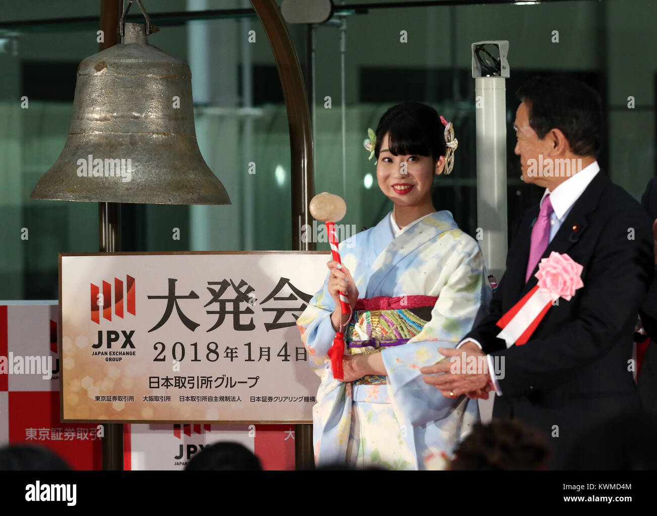 Tokyo, Giappone. 4 gennaio, 2018. Una donna in kimono suona il campanello mentre giapponese finanziare Ministedr Taro Aso (R) si affaccia su durante una cerimonia organizzata per celebrare il primo giorno di negoziazione del 2018 presso la Borsa di Tokyo giovedì 4 gennaio, 2018. La quota del Giappone è prezzi saltato 561.12 yen per chiudere a 23,326.06 yen presso la sessione mattutina della Borsa di Tokyo. Credito: Yoshio Tsunoda/AFLO/Alamy Live News Foto Stock