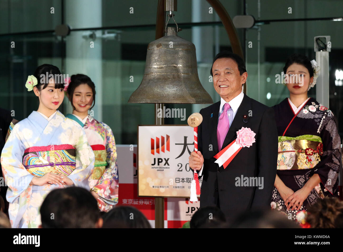 Tokyo, Giappone. 4 gennaio, 2018. Il Ministro delle finanze giapponese Taro Aso suona il campanello durante una cerimonia organizzata per celebrare il primo giorno di negoziazione del 2018 presso la Borsa di Tokyo giovedì 4 gennaio, 2018. La quota del Giappone è prezzi saltato 561.12 yen per chiudere a 23,326.06 yen presso la sessione mattutina della Borsa di Tokyo. Credito: Yoshio Tsunoda/AFLO/Alamy Live News Foto Stock