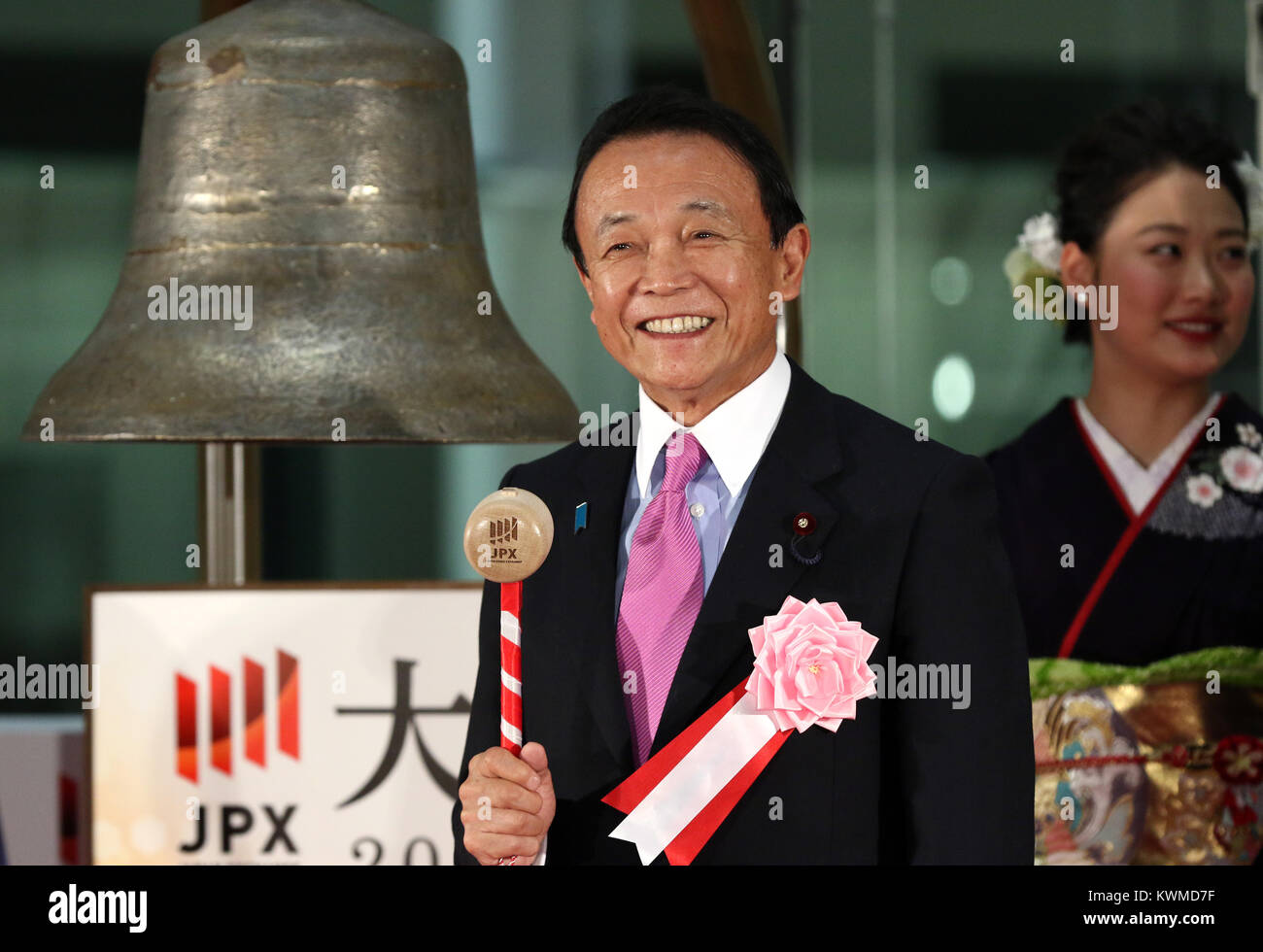 Tokyo, Giappone. 4 gennaio, 2018. Il Ministro delle finanze giapponese Taro Aso suona il campanello durante una cerimonia organizzata per celebrare il primo giorno di negoziazione del 2018 presso la Borsa di Tokyo giovedì 4 gennaio, 2018. La quota del Giappone è prezzi saltato 561.12 yen per chiudere a 23,326.06 yen presso la sessione mattutina della Borsa di Tokyo. Credito: Yoshio Tsunoda/AFLO/Alamy Live News Foto Stock