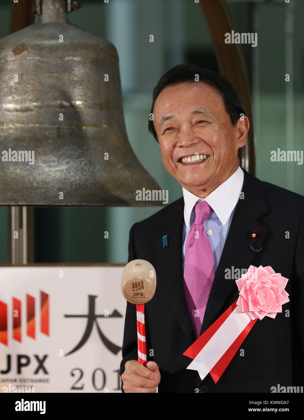 Tokyo, Giappone. 4 gennaio, 2018. Il Ministro delle finanze giapponese Taro Aso suona il campanello durante una cerimonia organizzata per celebrare il primo giorno di negoziazione del 2018 presso la Borsa di Tokyo giovedì 4 gennaio, 2018. La quota del Giappone è prezzi saltato 561.12 yen per chiudere a 23,326.06 yen presso la sessione mattutina della Borsa di Tokyo. Credito: Yoshio Tsunoda/AFLO/Alamy Live News Foto Stock
