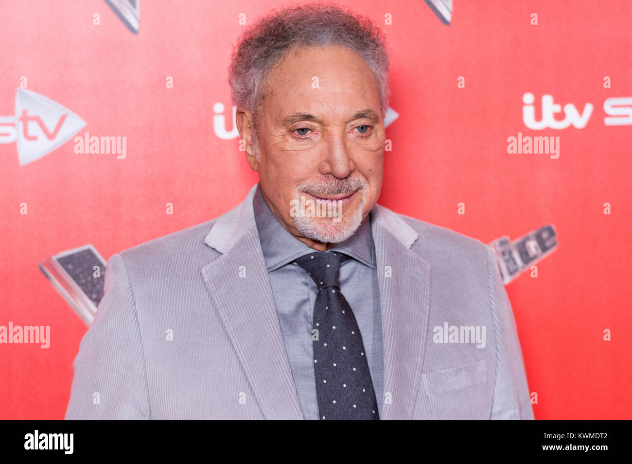 Londra, Regno Unito. 3 gennaio, 2018. Sir Tom Jones assiste il lancio della voce UK 2018 premere avviare su ITV Credit: ZUMA Press, Inc./Alamy Live News Foto Stock