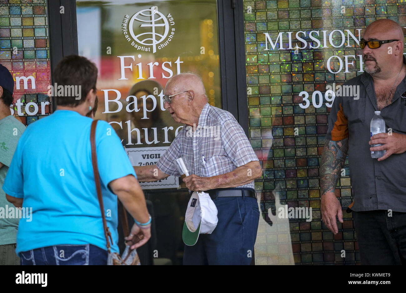 East Moline, Iowa, USA. 21 Ago, 2017. Joe Scherschel di Hampton apre la porta per gli ospiti prima di una veglia presso la prima chiesa battista a East Moline Lunedì, Agosto 21, 2017. Trudy Appleby di Moline è scomparso il 21 agosto 1996 quando aveva appena 11 anni. Dopo 21 anni che lei non è ancora stata trovata ma le nuove informazioni è stato rilasciato dalla polizia, denominazione William ''de'' Smith come eventualmente l'ultima persona a vedere Trudy e una persona di interesse. Credito: Andy Abeyta, Quad-City volte/Quad-City volte/ZUMA filo/Alamy Live News Foto Stock