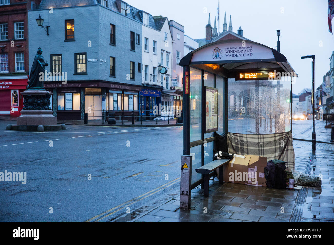 Windsor, Regno Unito. 4 gennaio, 2018. Una persona senza dimora dorme sotto un riparo di autobus di fronte al Castello di Windsor. Simon Dudley, il leader conservatore del Royal Borough of Windsor e Maidenhead, è stata ampiamente criticata a seguito di una dichiarazione fatta ieri chiamando per l'uso di polizia di poteri giuridici per liberare la zona di persone senza dimora prima del Royal Wedding in maggio. Credito: Mark Kerrison/Alamy Live News Foto Stock