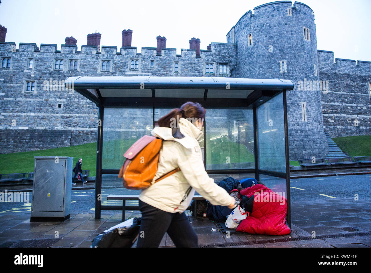 Windsor, Regno Unito. 4 gennaio, 2018. Una persona senza dimora dorme sotto un riparo di autobus di fronte al Castello di Windsor. Simon Dudley, il leader conservatore del Royal Borough of Windsor e Maidenhead, è stata ampiamente criticata a seguito di una dichiarazione fatta ieri chiamando per l'uso di polizia di poteri giuridici per liberare la zona di persone senza dimora prima del Royal Wedding in maggio. Credito: Mark Kerrison/Alamy Live News Foto Stock