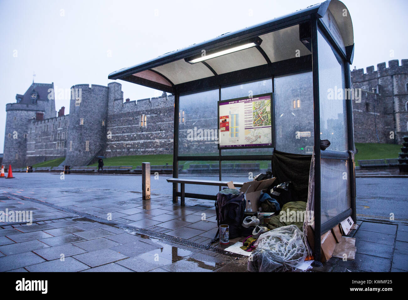 Windsor, Regno Unito. 4 gennaio, 2018. Una persona senza dimora dorme sotto un riparo di autobus di fronte al Castello di Windsor. Simon Dudley, il leader conservatore del Royal Borough of Windsor e Maidenhead, è stata ampiamente criticata a seguito di una dichiarazione fatta ieri chiamando per l'uso di polizia di poteri giuridici per liberare la zona di persone senza dimora prima del Royal Wedding in maggio. Credito: Mark Kerrison/Alamy Live News Foto Stock