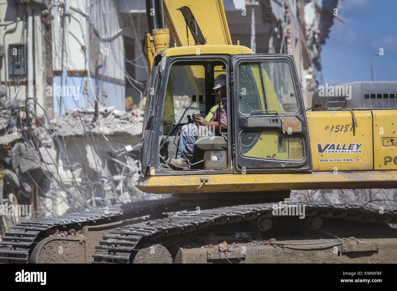 Davenport, Iowa, USA. 8 Ago, 2017. Operatore di apparecchiature di Brian Pomiller della Valle di lavori di costruzione i comandi del suo escavatore mentre demolendo Sacred Heart School a Davenport Martedì, Agosto 8, 2017. Il 100-anno-vecchia scuola presso la Cattedrale del Sacro Cuore viene demolito come un nuovo centro diocesano oltre alla cattedrale è in corso. La scuola del ubicazione verrà utilizzata come area di parcheggio. Credito: Andy Abeyta, Quad-City volte/Quad-City volte/ZUMA filo/Alamy Live News Foto Stock