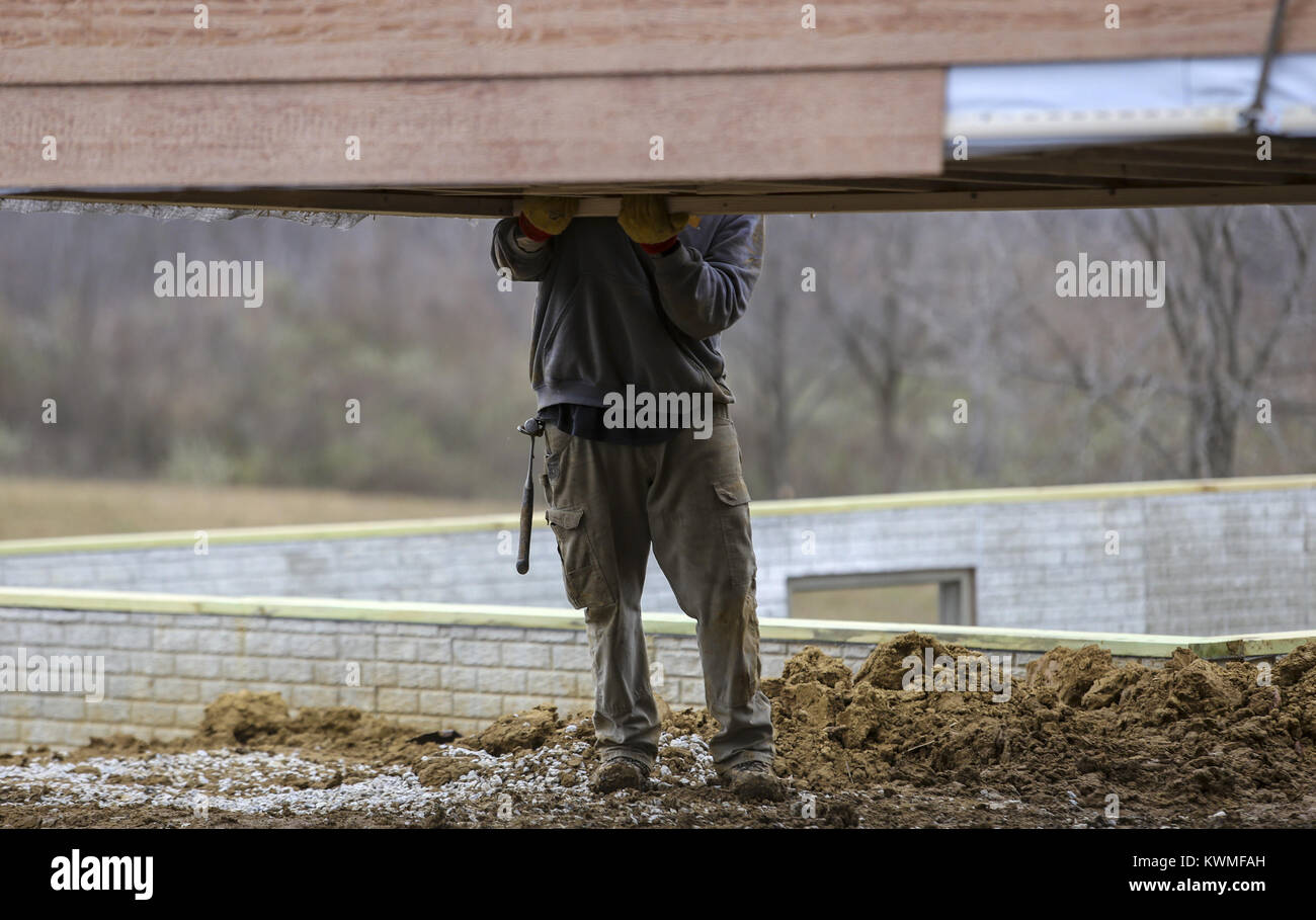 Davenport, Iowa, USA. 30 Novembre, 2016. Un uomo tira una metà della cabina per ruotarla in posizione a ovest il Parco del Lago a Davenport Mercoledì, Novembre 30, 2016. West Lake Park accoglie due nuove pre-costruite cabine per essere impostato su di un appezzamento di terra che si affaccia sul lago ferroviario. Credito: Andy Abeyta/Quad-City volte/ZUMA filo/Alamy Live News Foto Stock