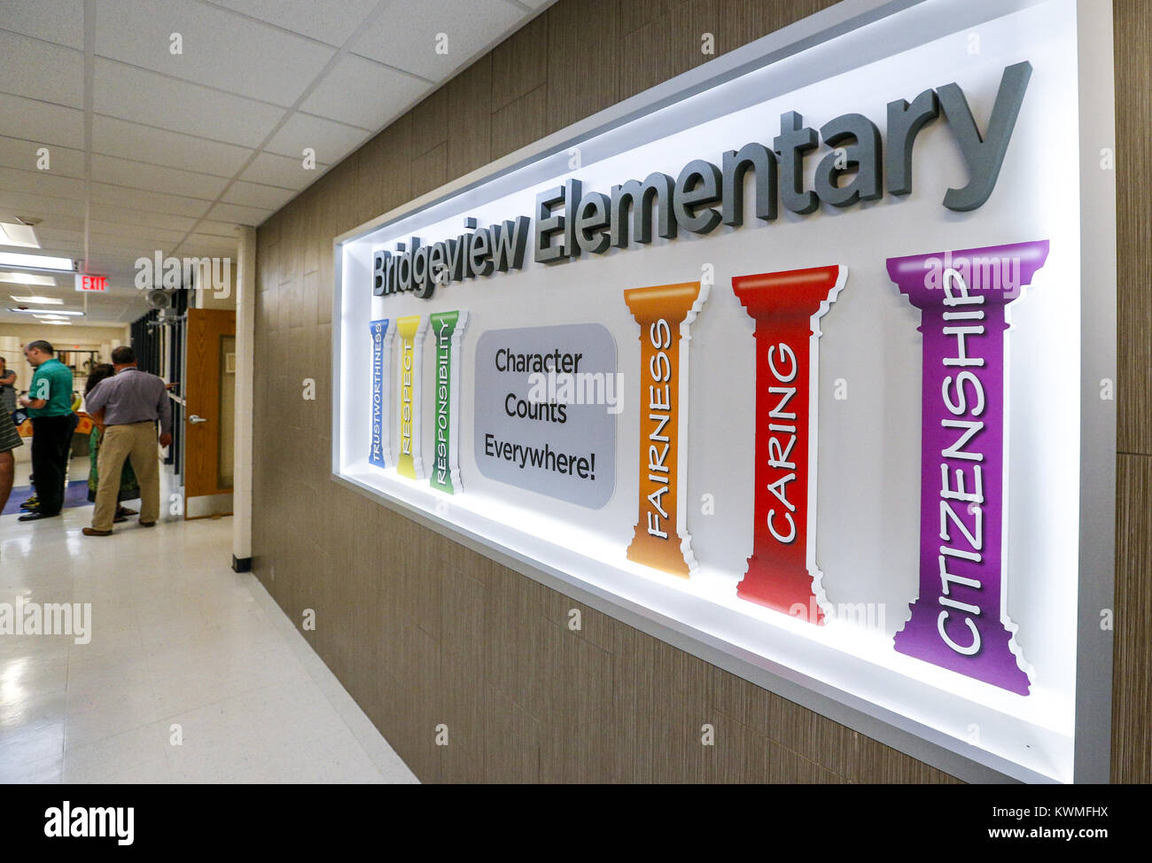 Davenport, Iowa, USA. Xiv Sep, 2016. La posizione di un vecchio trofeo caso si vede la visualizzazione di un promemoria permanente del nucleo valori carattere instillato a Bridgeview scuola elementare in Le Claire Mercoledì 14 Settembre, 2016. Bridgeview elementare nella piacevole Valley Community School District ha organizzato un open house dopo che subisce notevoli lavori di rinnovamento e di espansione. Credito: Andy Abeyta/Quad-City volte/ZUMA filo/Alamy Live News Foto Stock