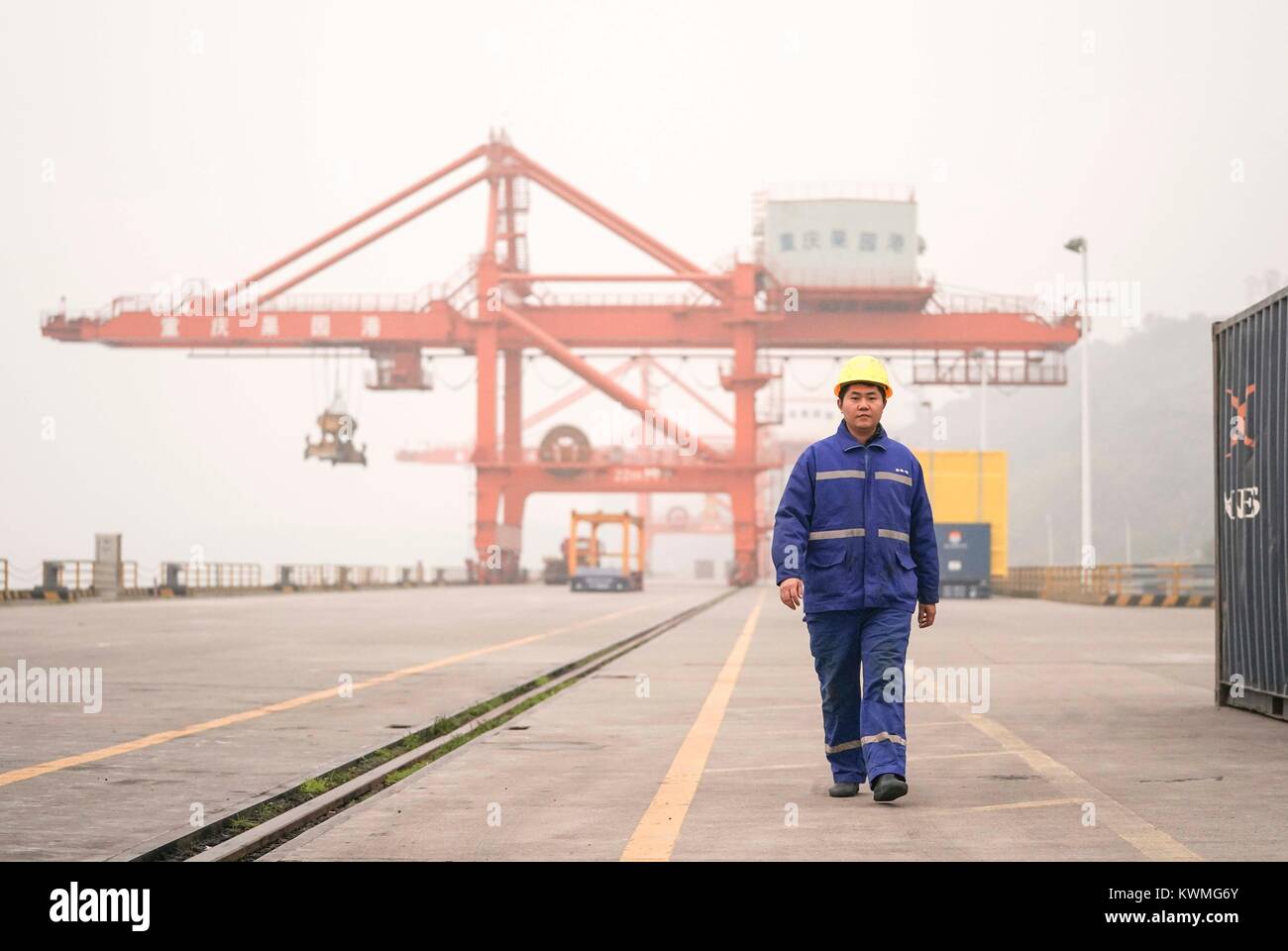 Pechino, Cina. 27 Dic, 2017. Liu Rui, supervisore di gru a ponte team II a Guoyuan porta è visto al porto di Chongqing, a sud-ovest della Cina, Dic 27, 2017. Porta Guoyuan, il più grande le vie navigabili interne porta della Cina, si trova sulla parte superiore di raggiungono il fiume Yangtze e ha sviluppato in un importante multi-mode hub di trasporto, soprattutto per i treni Sino-Euro. Le statistiche rivelano che il throughput di Guoyuan porto ha raggiunto 6,97 milioni di tonnellate nel primo semestre dell anno 2017. " Mi trattano quasi 30.000 contenitori ogni anno.' detto Liu Rui. Credito: Yin pista/Xinhua/Alamy Live News Foto Stock