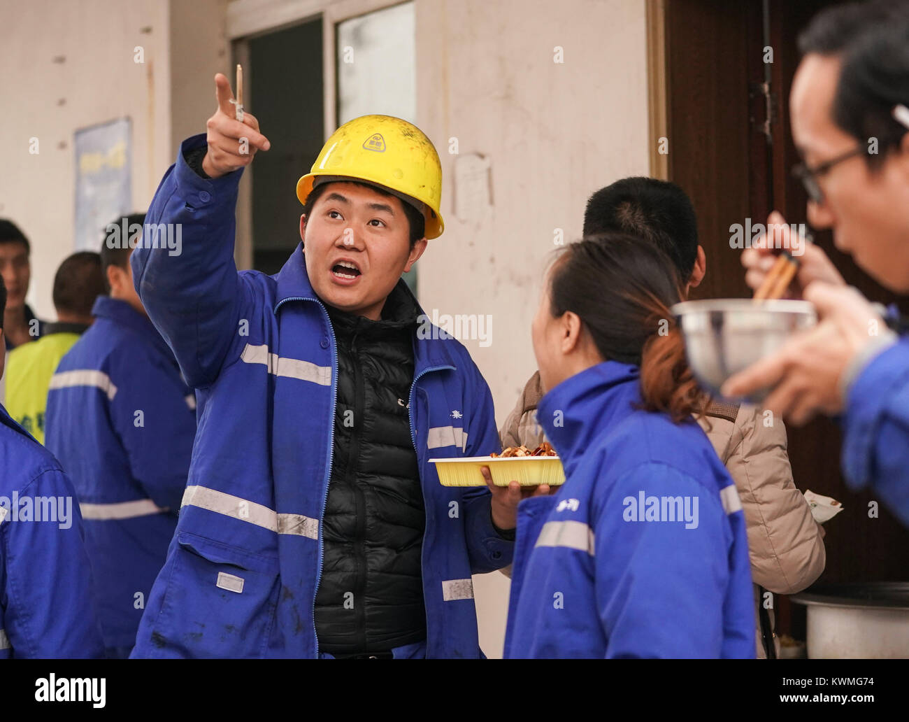 Pechino, Cina. 27 Dic, 2017. Liu Rui, supervisore di gru a ponte team II a porta Guoyuan, colloqui con i colleghi al porto di Chongqing, a sud-ovest della Cina, Dic 27, 2017. Porta Guoyuan, il più grande le vie navigabili interne porta della Cina, si trova sulla parte superiore di raggiungono il fiume Yangtze e ha sviluppato in un importante multi-mode hub di trasporto, soprattutto per i treni Sino-Euro. Le statistiche rivelano che il throughput di Guoyuan porto ha raggiunto 6,97 milioni di tonnellate nel primo semestre dell anno 2017. " Mi trattano quasi 30.000 contenitori ogni anno.' detto Liu Rui. Credito: Yin pista/Xinhua/Alamy Live News Foto Stock Pechino, Cina. 27 Dic, 2017. Liu Rui, supervisore di gru a ponte team II a porta Guoyuan, colloqui con i colleghi al porto di Chongqing, a sud-ovest della Cina, Dic 27, 2017. Porta Guoyuan, il più grande le vie navigabili interne porta della Cina, si trova sulla parte superiore di raggiungono il fiume Yangtze e ha sviluppato in un importante multi-mode hub di trasporto, soprattutto per i treni Sino-Euro. Le statistiche rivelano che il throughput di Guoyuan porto ha raggiunto 6,97 milioni di tonnellate nel primo semestre dell anno 2017. " Mi trattano quasi 30.000 contenitori ogni anno.' detto Liu Rui. Credito: Yin pista/Xinhua/Alamy Live News Foto Stock