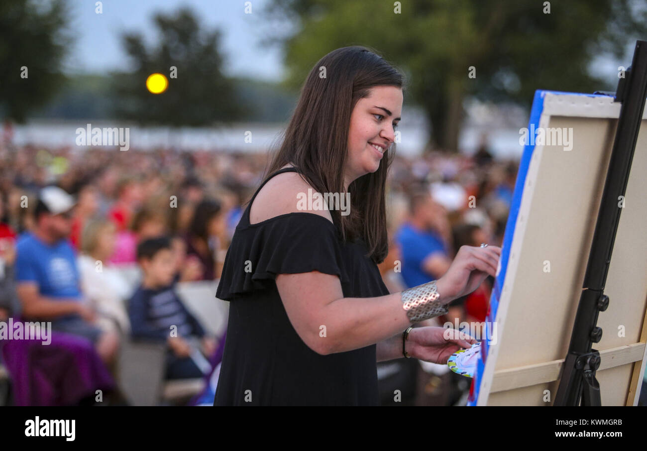 Davenport, Iowa, USA. 3 Sep, 2017. Karie Rauch di Eldridge funziona su un dipinto durante il Festival di lode all'LeClaire Park Bandshell a Davenport domenica 3 settembre, 2017. Il Festival Quad-City di lode si è svolta come ''una notte per onorare i nostri eroi, '' con David Crowder rivestimento padiglione l'evento. Credito: Andy Abeyta, Quad-City volte/Quad-City volte/ZUMA filo/Alamy Live News Foto Stock