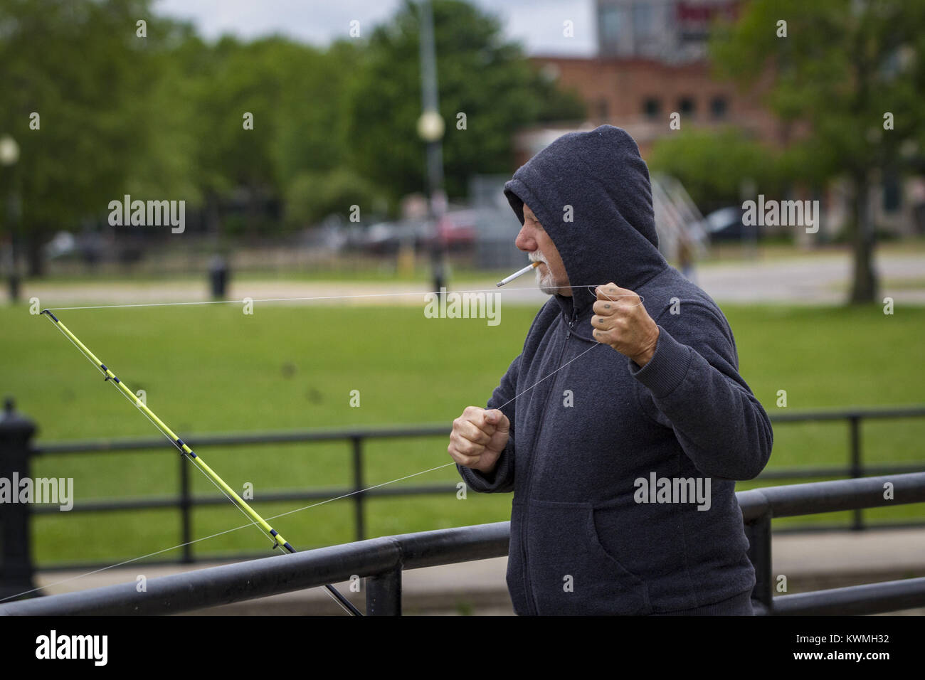 22 maggio 2017 - Davenport, Iowa, U.S. - Bill Roe di Davenport fissa la linea della sua pesca polo presso il vecchio Rhythm City Casino sito in Davenport lunedì 22 maggio, 2017. (Credito Immagine: © Andy Abeyta, Quad-City volte/Quad-City volte via ZUMA filo) Foto Stock