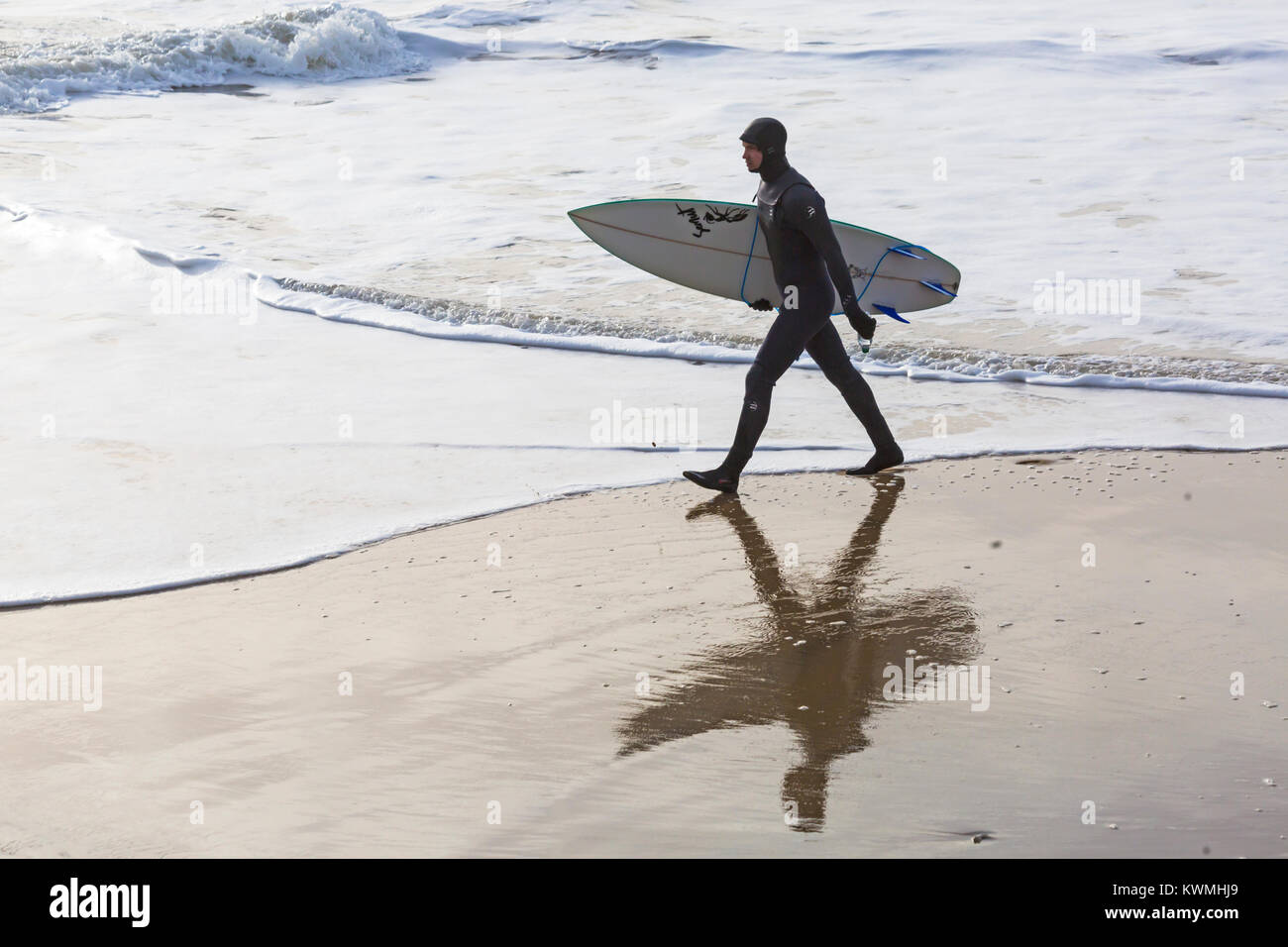Bournemouth Dorset, England Regno Unito. 4 gennaio, 2018. Regno Unito: meteo surfer tenendo la tavola da surf, voce nel mare per godere il surf in una giornata ventosa a Bournemouth Beach, come i surfisti a effettuare la maggior parte delle condizioni di vento e grandi onde. Credito: Carolyn Jenkins/Alamy Live News Foto Stock