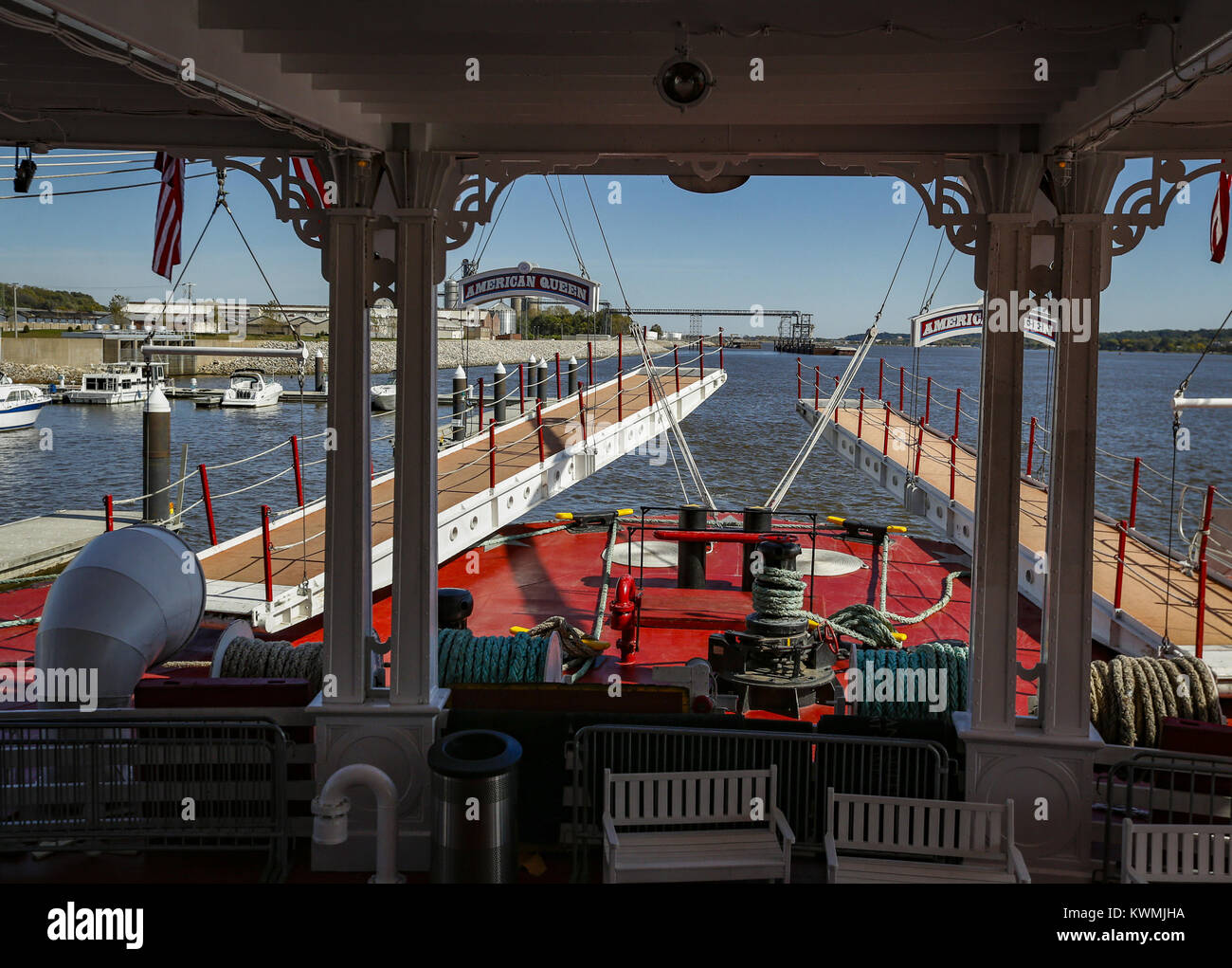 Davenport, Iowa, USA. Xiv oct, 2016. La parte anteriore della American Queen riverboat dispone di rampe per gli ospiti se la nave deve venire a riva prima di prua mentre è inserito in Bettendorf su Venerdì, Ottobre 14, 2016. L'equipaggio della American regina ha dato un tour della nave per i membri dei media mentre è inserito all'Isle casinò e hotel in Bettendorf. Credito: Andy Abeyta/Quad-City volte/ZUMA filo/Alamy Live News Foto Stock