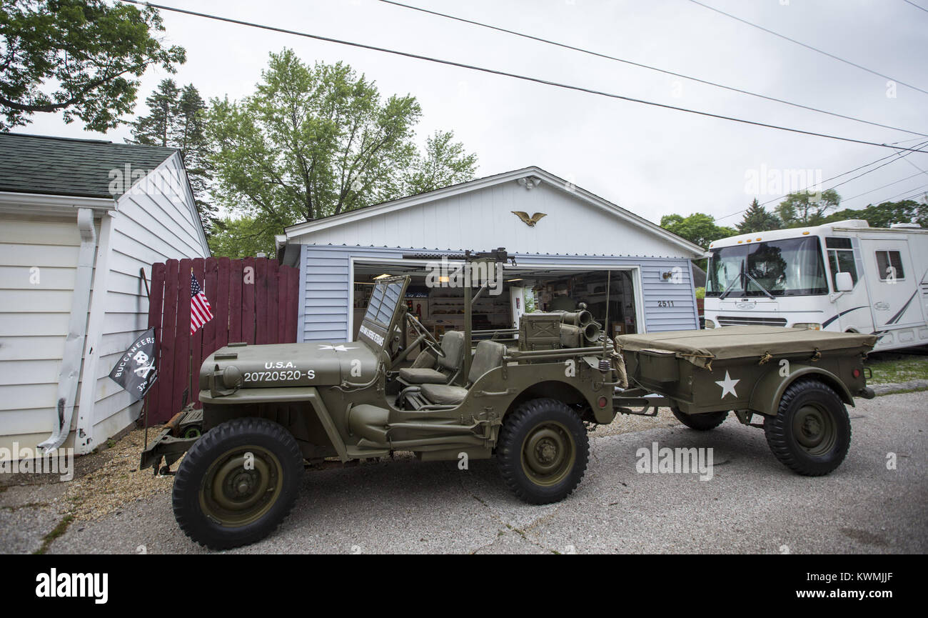 Isola di roccia, Iowa, USA. Xxiv Maggio, 2017. Il 1945 di Willy Jeep di esercito di veterano Robert Fitts è visto al di fuori del suo garage in Isola di roccia Mercoledì 24 Maggio, 2017. Fitts è proprietaria di un restaurato completamente originale 1945 di Willy Jeep, proprio come quelli che egli ha lavorato con come un motore sergente nella 7° Divisione, XXXII fanteria della Guardia Nazionale. Egli intende guidare la sua jeep nella National Memorial Day Parade di Washington, DC Credito: Andy Abeyta, Quad-City volte/Quad-City volte/ZUMA filo/Alamy Live News Foto Stock