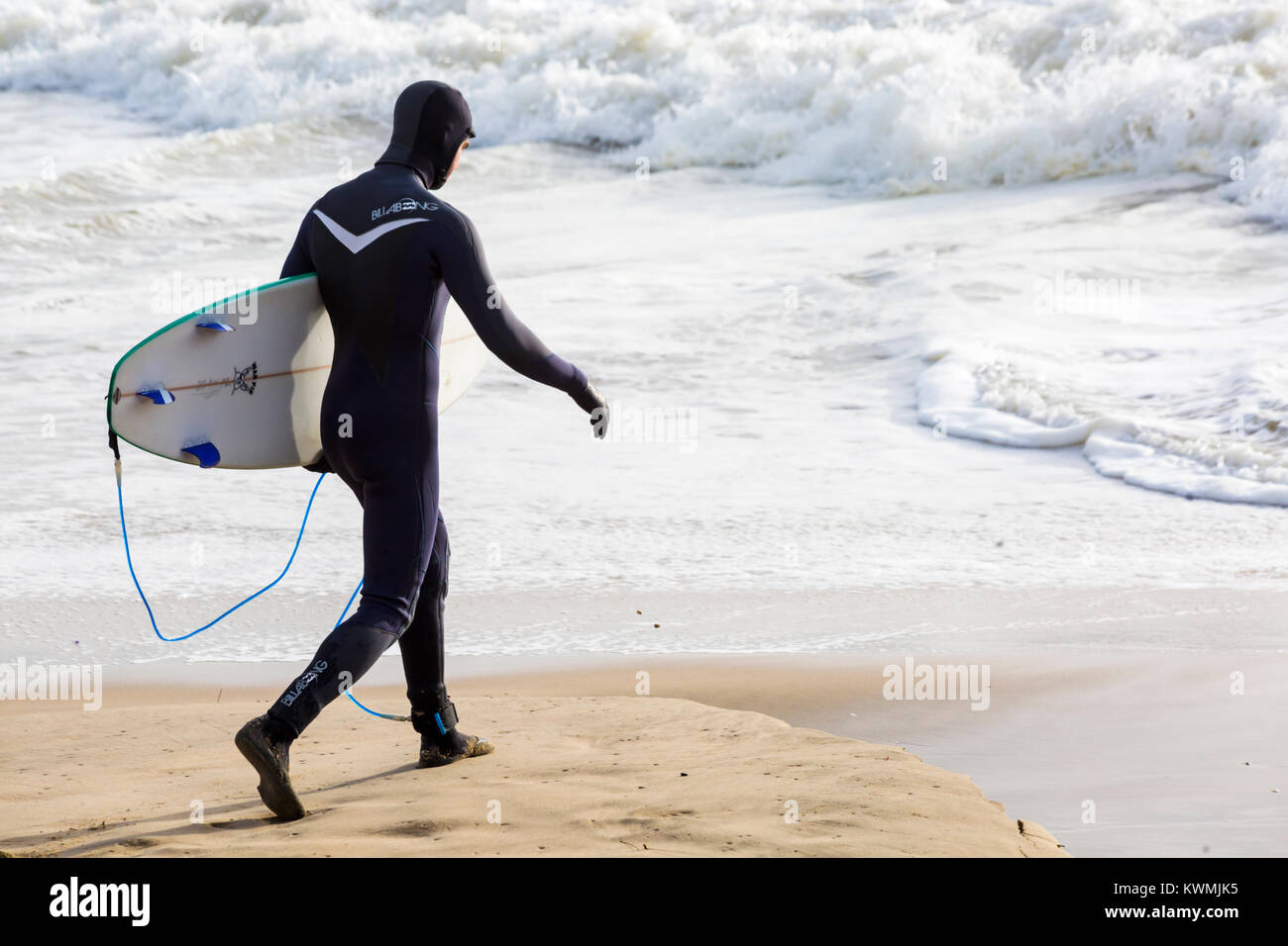 Bournemouth Dorset, England Regno Unito. 4 gennaio, 2018. Regno Unito: meteo surfer tenendo la tavola da surf, voce nel mare per godere il surf in una giornata ventosa a Bournemouth Beach, come i surfisti a effettuare la maggior parte delle condizioni di vento e grandi onde. Foto Stock