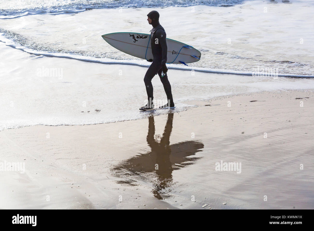 Bournemouth Dorset, England Regno Unito. 4 gennaio, 2018. Regno Unito: meteo surfer tenendo la tavola da surf, voce nel mare per godere il surf in una giornata ventosa a Bournemouth Beach, come i surfisti a effettuare la maggior parte delle condizioni di vento e grandi onde. Foto Stock