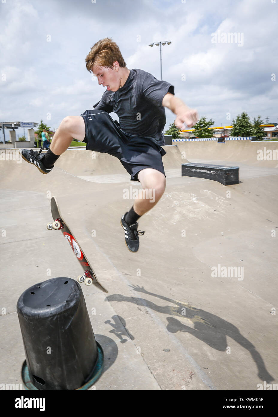 Davenport, Iowa, USA. 1 agosto, 2016. Kyle Kramer, 14, di Davenport ollies fino a cancellare un cestino rovesciato botte al Davenport Skatepark lunedì 1 agosto 2016. Credito: Andy Abeyta/Quad-City volte/ZUMA filo/Alamy Live News Foto Stock