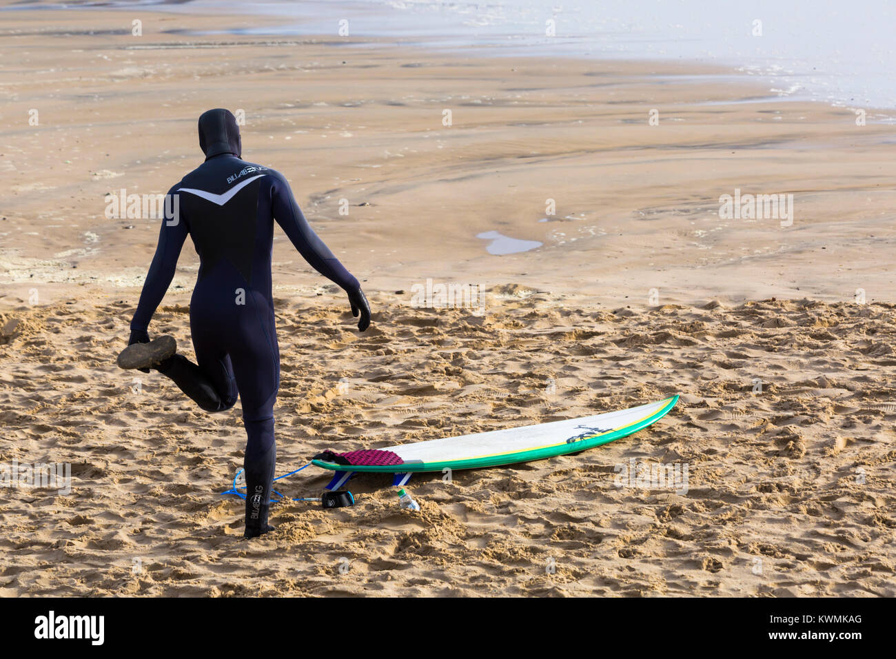 Bournemouth Dorset, Regno Unito. 4 gennaio, 2018. Regno Unito meteo: giornata di vento a Bournemouth. Surfer facendo warm up esercizi sulla spiaggia Foto Stock