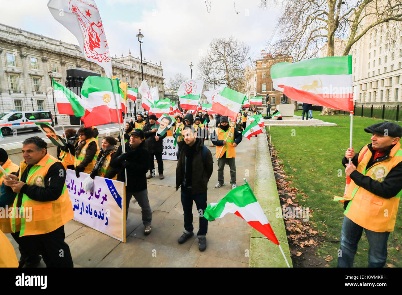 Londra, Regno Unito. 4 gennaio, 2018. Un rally al di fuori n. 10 di Downing Street da membri dell'Iran di opposizione, la Resistenza nazionale dell'Iran (NCRI) e al popolo la Mojahedin Organizzazione dell'Iran (OMPI/MEK)chiamando il governo del Regno Unito a rompere il silenzio e denunciare i massacri e la repressione di manifestanti dell iraniana clericale di regime del Presidente Rouhani e leader supremo Ayatollah Ali Khamenei Credito: amer ghazzal/Alamy Live News Foto Stock