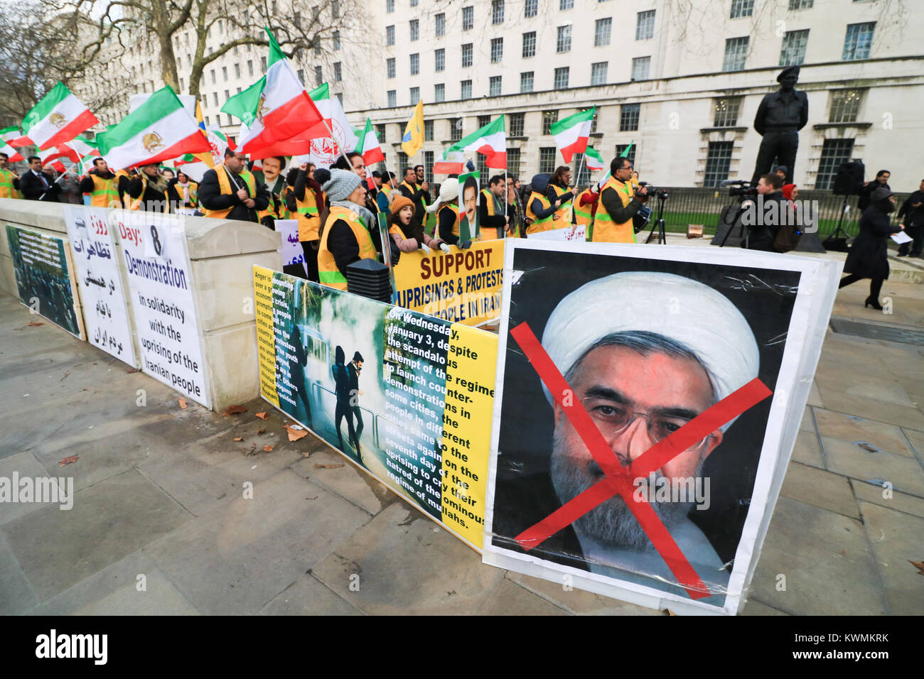 Londra, Regno Unito. 4 gennaio, 2018. Un rally al di fuori n. 10 di Downing Street da membri dell'Iran di opposizione, la Resistenza nazionale dell'Iran (NCRI) e al popolo la Mojahedin Organizzazione dell'Iran (OMPI/MEK)chiamando il governo del Regno Unito a rompere il silenzio e denunciare i massacri e la repressione di manifestanti dell iraniana clericale di regime del Presidente Rouhani e leader supremo Ayatollah Ali Khamenei Credito: amer ghazzal/Alamy Live News Foto Stock