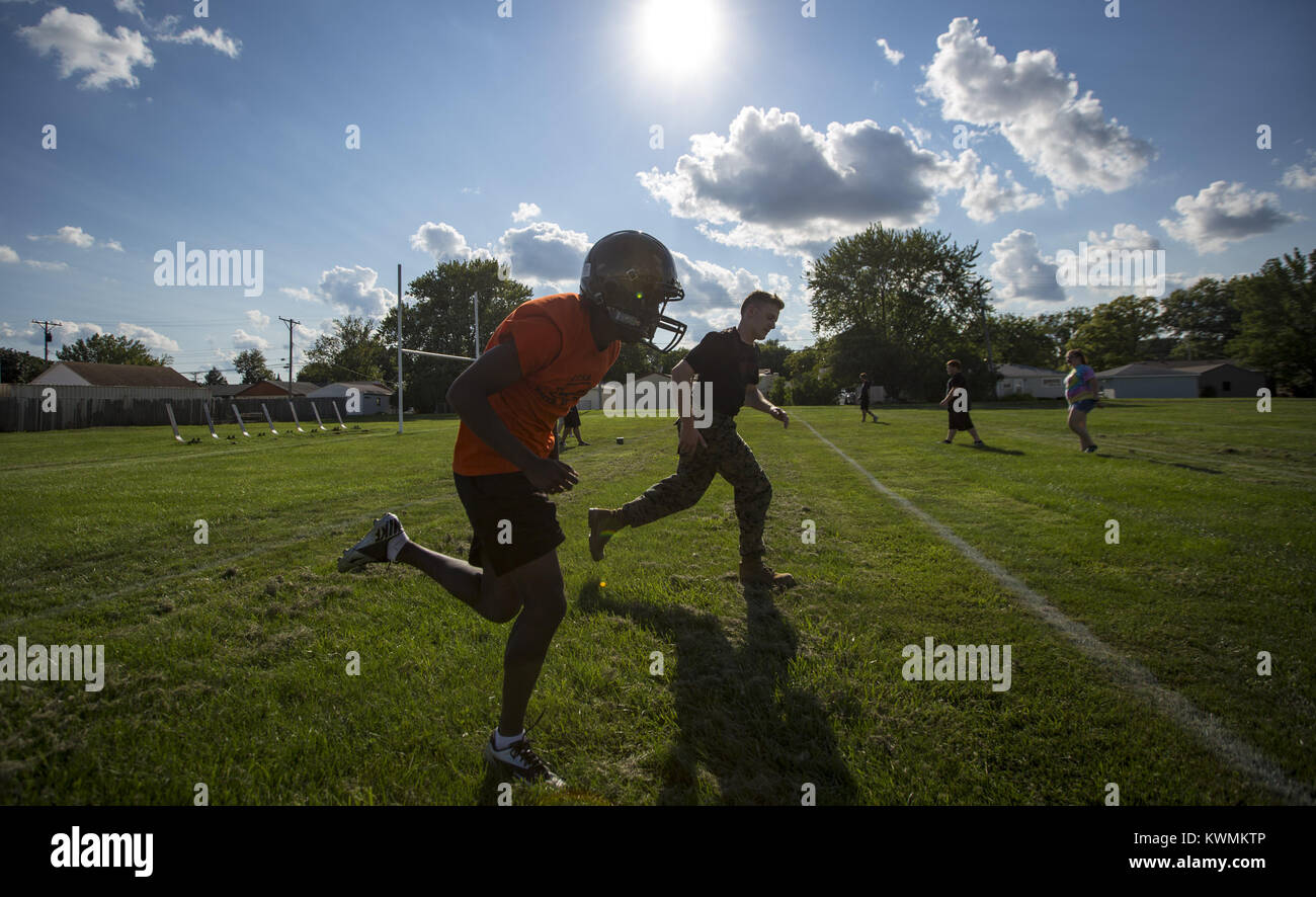 East Moline, Iowa, USA. Il 7 agosto, 2017. Regno Township junior Tae-Tae Matthews-Bradford sprint alla fine di un allenamento mentre viene spinto dalla U.S. Marine Sgt. Eric Kotyk sul campo pratica a regno Township High School in East Moline lunedì 7 agosto 2017. Lunedì ha segnato il primo giorno di pratiche di calcio per Iowa e Illinois scuole di alta. Credito: Andy Abeyta, Quad-City volte/Quad-City volte/ZUMA filo/Alamy Live News Foto Stock