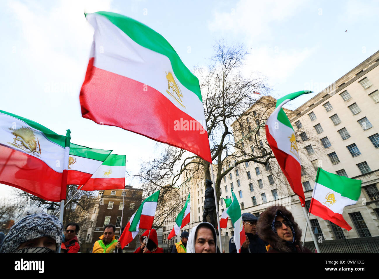 Londra REGNO UNITO. 4 gennaio 2018. Un rally al di fuori n. 10 di Downing Street da membri dell'Iran di opposizione, la Resistenza nazionale dell'Iran (NCRI) e al popolo la Mojahedin Organizzazione dell'Iran (OMPI/MEK)chiamando il governo del Regno Unito a rompere il silenzio e denunciare i massacri e la repressione di manifestanti dell iraniana clericale di regime del Presidente Rouhani e leader supremo Ayatollah Ali Khamenei Foto Stock