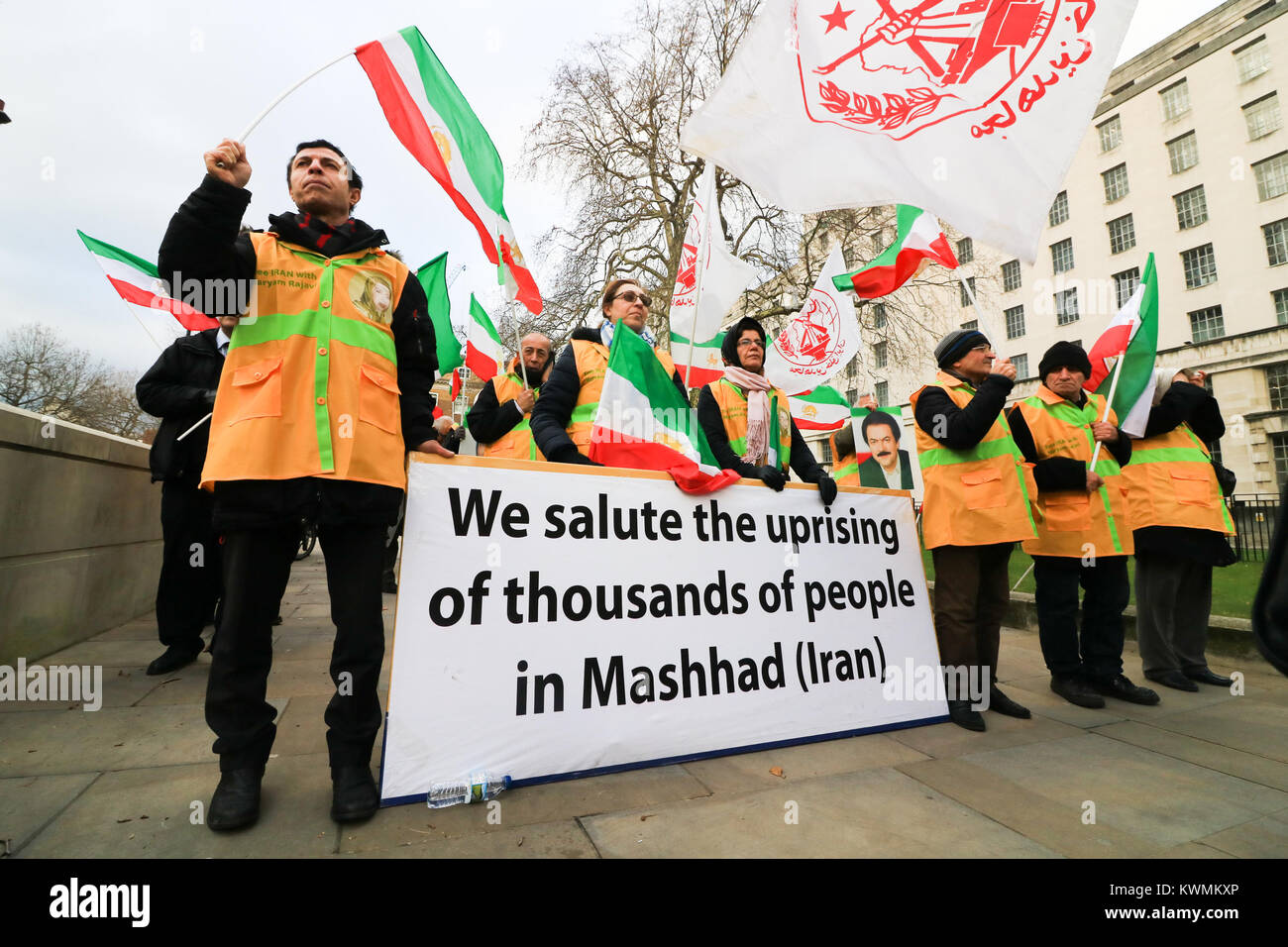Londra REGNO UNITO. 4 gennaio 2018. Un rally al di fuori n. 10 di Downing Street da membri dell'Iran di opposizione, la Resistenza nazionale dell'Iran (NCRI) e al popolo la Mojahedin Organizzazione dell'Iran (OMPI/MEK)chiamando il governo del Regno Unito a rompere il silenzio e denunciare i massacri e la repressione di manifestanti dell iraniana clericale di regime del Presidente Rouhani e leader supremo Ayatollah Ali Khamenei Foto Stock