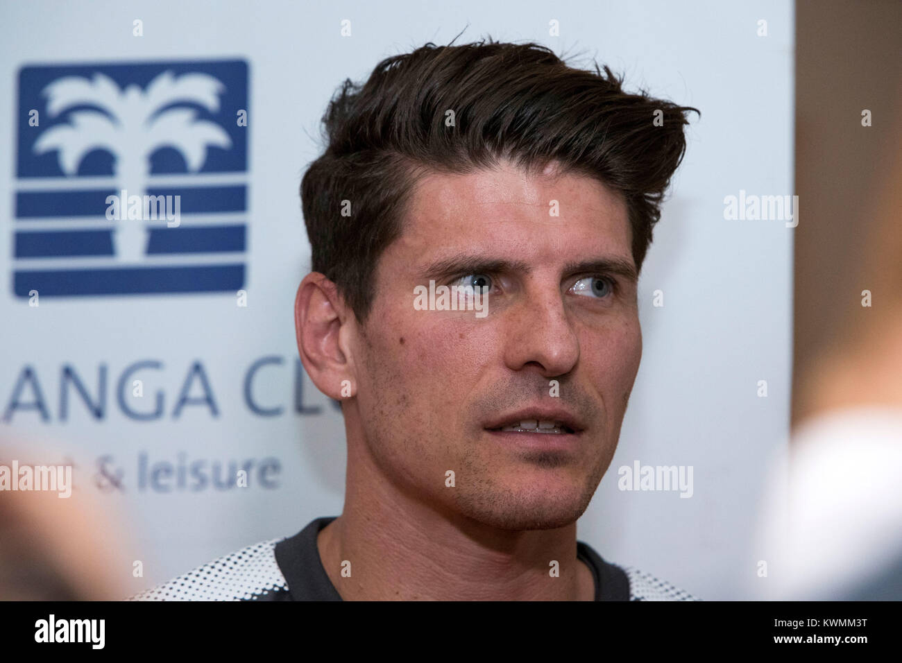 VfB Stuttgart·s Mario Gomez è visto durante la sua presentazione come nuovo giocatore di firma per il tedesco club di calcio VfB Stoccarda in Hotel Principe Felipe, La Manga, Murcia, Spagna, 04 gennaio 2018. VfB Stuttgart è attualmente in preparazione per la ripresa della Bundesliga stagione dopo la pausa invernale e rimarrà in Spagna fino al 09 gennaio 2018. Foto Pascu Mendez/DPA Foto: Pascu Mendez/dpa Foto Stock