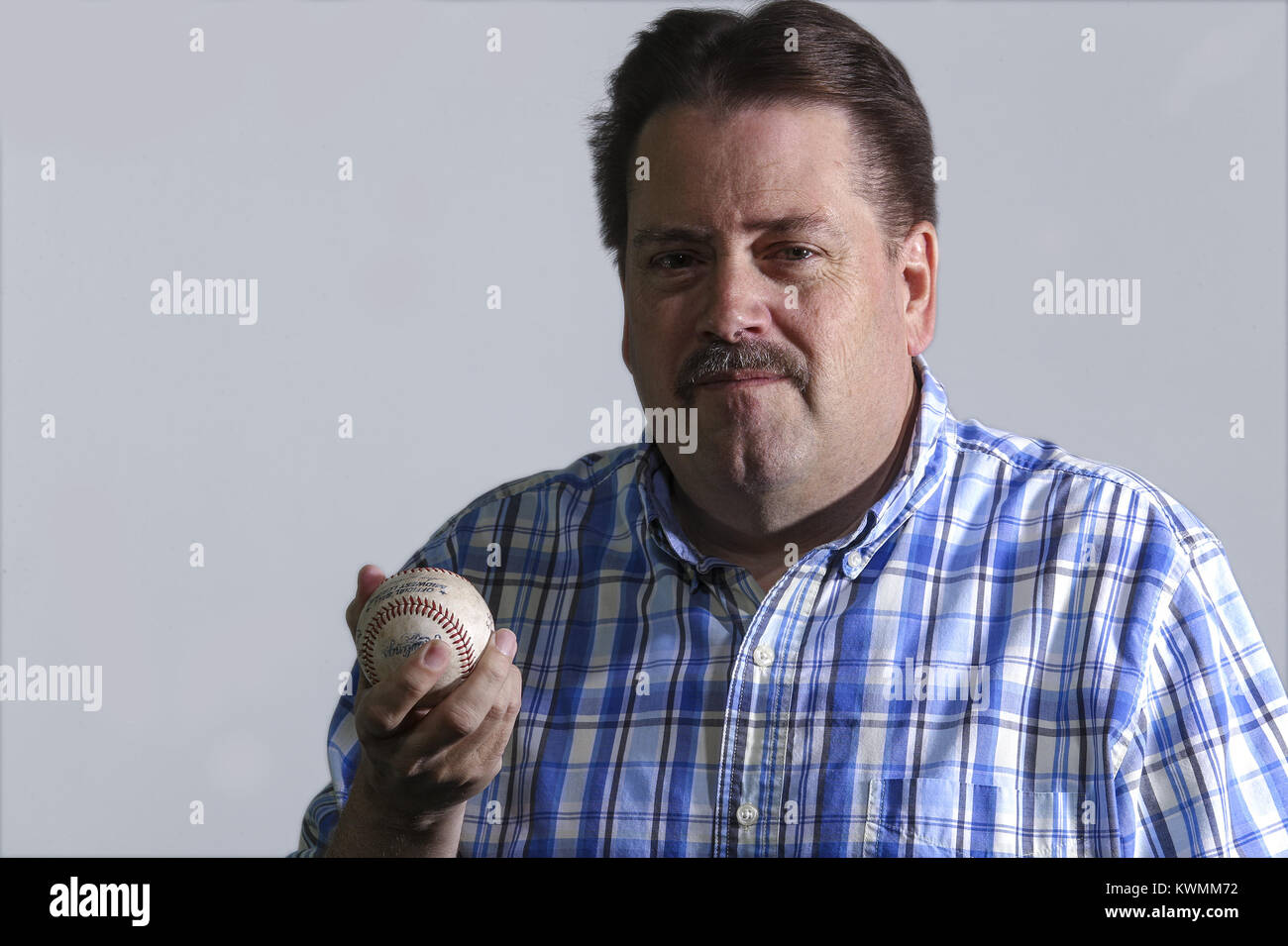 Davenport, Iowa, USA. Xiii Sep, 2017. Tempi Quad-City beat writer per il fiume Quad-City banditi e Iowa Hawkeye football Steve Batterson in posa per una foto in tempi Quad-City studio in Davenport Mercoledì, 13 settembre 2017. Credito: Andy Abeyta, Quad-City volte/Quad-City volte/ZUMA filo/Alamy Live News Foto Stock