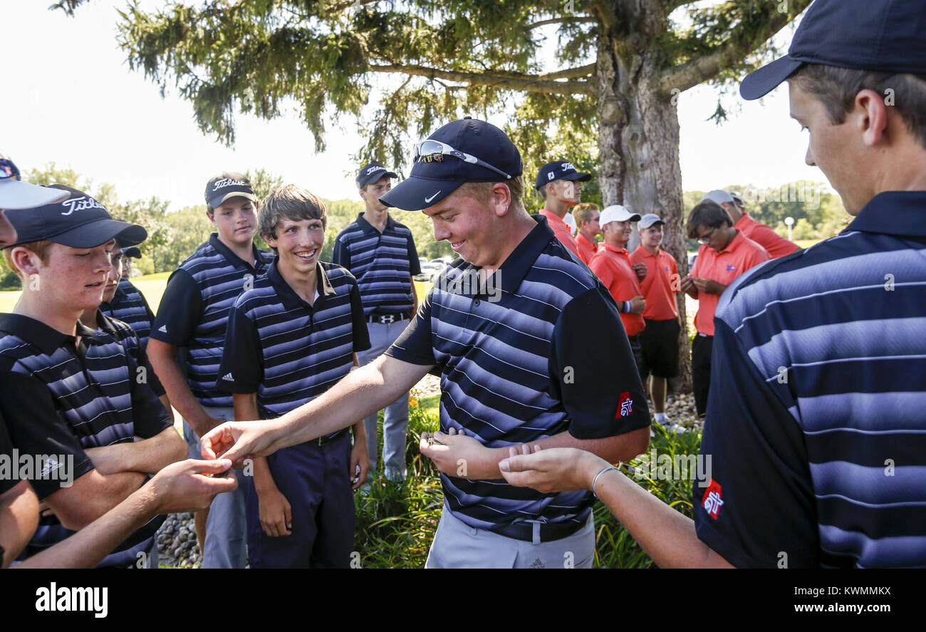 Davenport, Iowa, USA. Il 22 agosto, 2016. Griffin sterzare di Davenport ipotesi mani fuori squadra medaglie ai suoi compagni di squadra a nord Scott Invitational a Glynns Creek Golf nel boschetto lungo il Lunedì, Agosto 22, 2016. Assunzione di alta scuola ha vinto il titolo team al invitational. Credito: Andy Abeyta/Quad-City volte/ZUMA filo/Alamy Live News Foto Stock