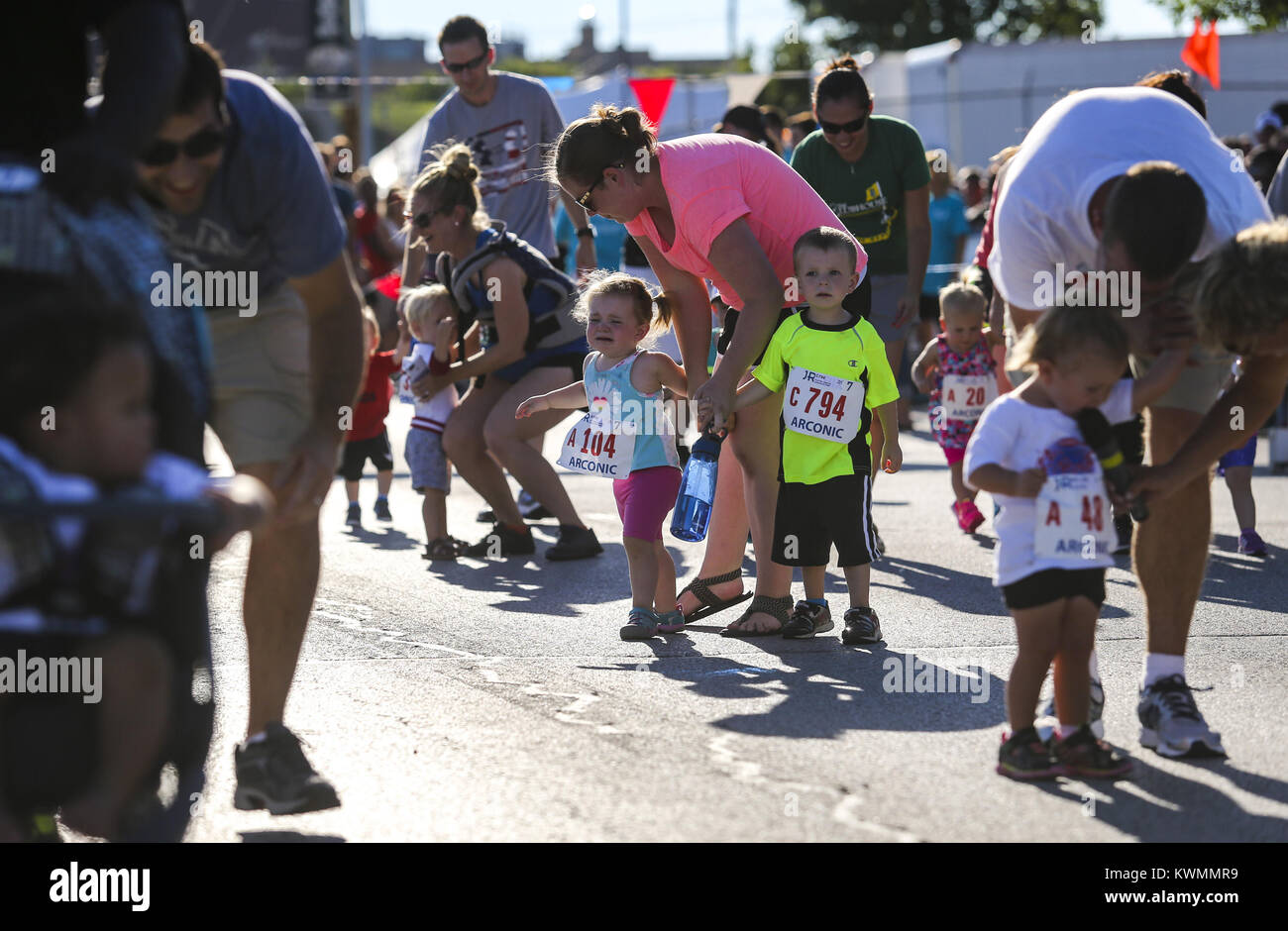 Davenport, Iowa, USA. 28 Luglio, 2017. Harper, 1, e Owen Porter, 3, di Davenport prendere un breve ritardo durante l'Arconic Jr. Bix gara in Davenport Venerdì, 28 luglio 2017. Circa 2.000 bambini hanno partecipato alla ventesima iterazione annuale della gara, di un calcio di inizio evento per i tempi Quad-City Bix7 weekend. Credito: Andy Abeyta, Quad-City volte/Quad-City volte/ZUMA filo/Alamy Live News Foto Stock