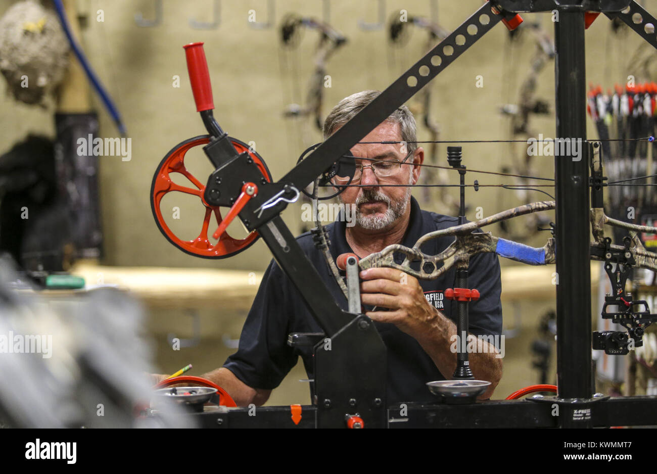 Bettendorf, Iowa, USA. 24 Ago, 2017. Co-Owner Rudy Morgan funziona su un arco in corrispondenza di R&R Sport in Bettendorf Giovedì 24 Agosto, 2017. R&R Sport, che si è spostato nel settembre scorso da Clinton per la Quad-Cities, ospiterà un asta questa domenica. Credito: Andy Abeyta, Quad-City volte/Quad-City volte/ZUMA filo/Alamy Live News Foto Stock