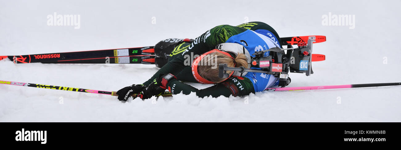 Oberhof, Germania. 04 gen 2018. Franziska Hildebrand dalla Germania si trova sul pavimento dopo aver attraversato la linea del traguardo. Arriva al quarto posto durante la Coppa del Mondo di biathlon di Oberhof in Germania, 04 gennaio 2018. Credito: Martin Schutt/dpa-Zentralbild/dpa/Alamy Live News Foto Stock